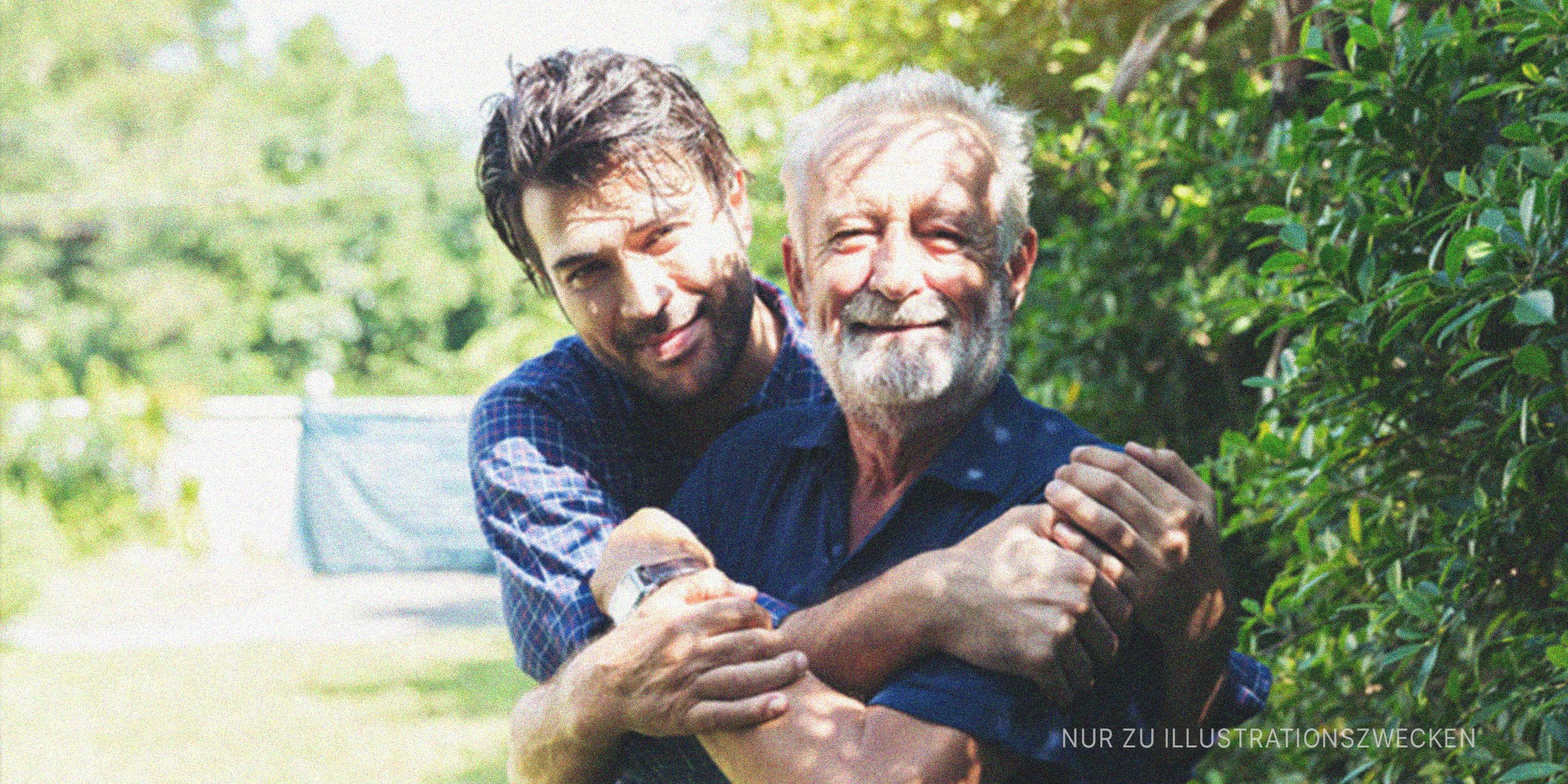Junger Mann umarmt seinen Vater. | Quelle: Shutterstock