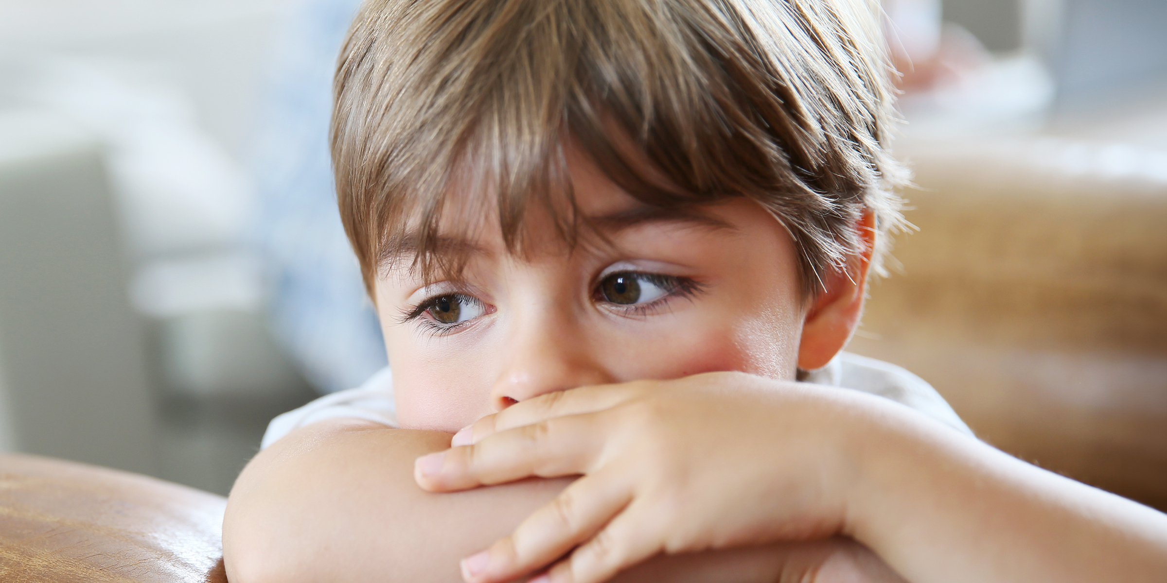 Ein kleiner Junge mit verschränkten Armen | Quelle: Shutterstock