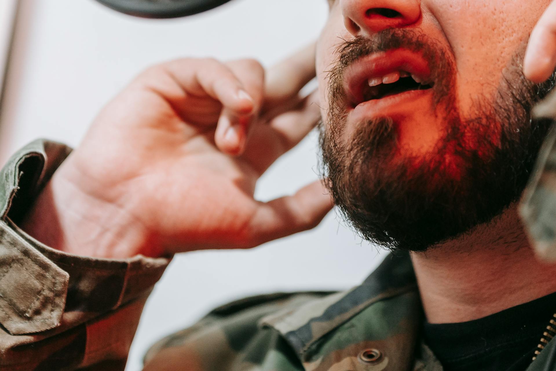 Ein Mann spricht in ein Telefon | Quelle: Pexels