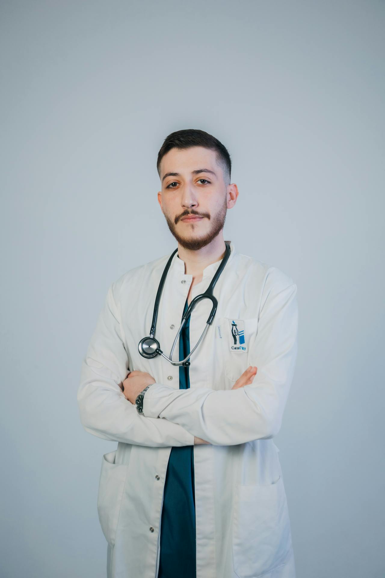 Ein ernst blickender Arzt | Quelle: Pexels