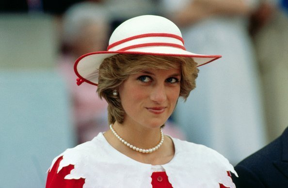 Diana, Prinzessin von Wales, trägt die kanadischen Farben bei einem Staatsbesuch in Edmonton | Quelle: Getty Images