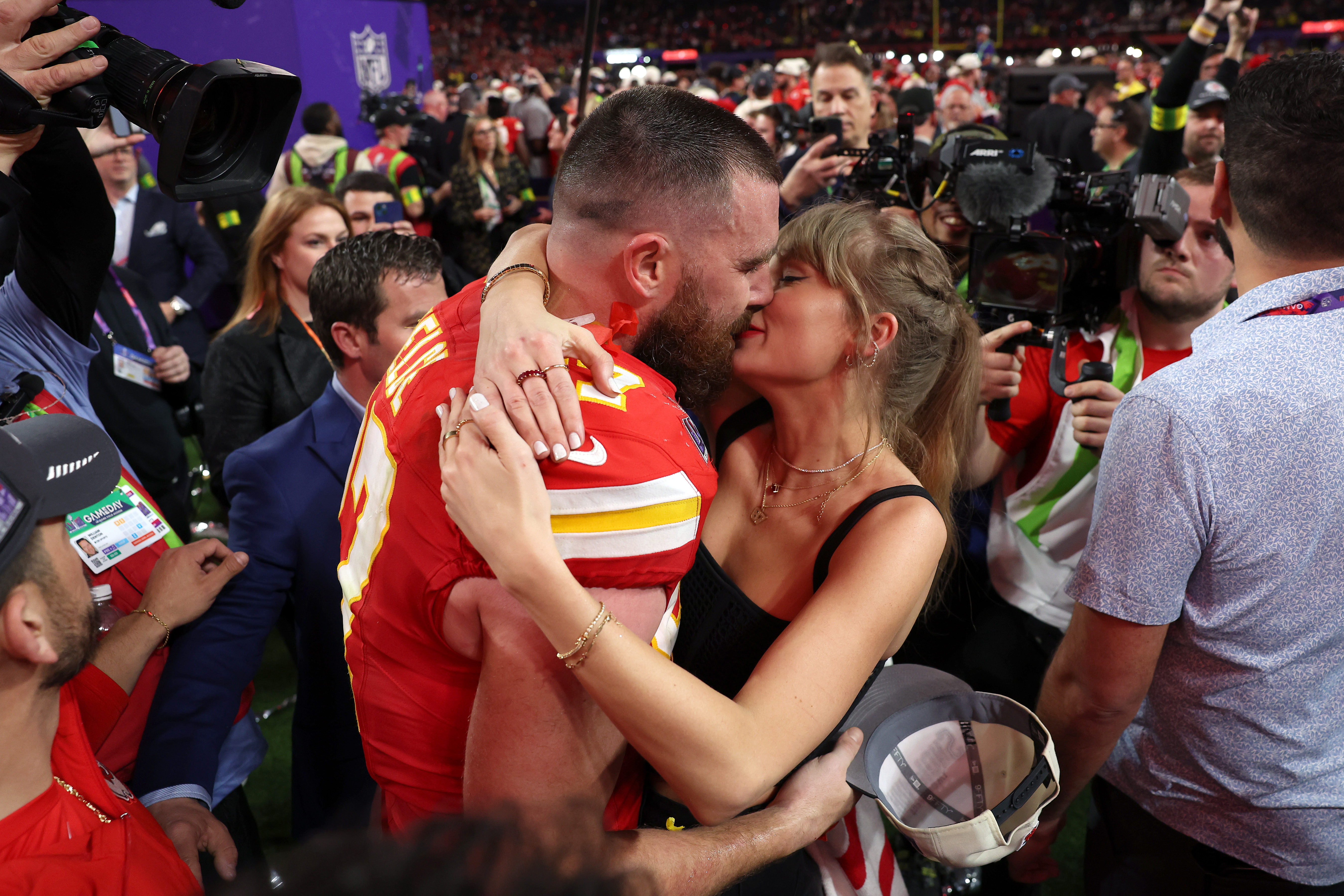 Travis Kelce küsst Taylor Swift während des Super Bowl LVIII im Allegiant Stadium am 11. Februar 2024 in Las Vegas, Nevada. | Quelle: Getty Images