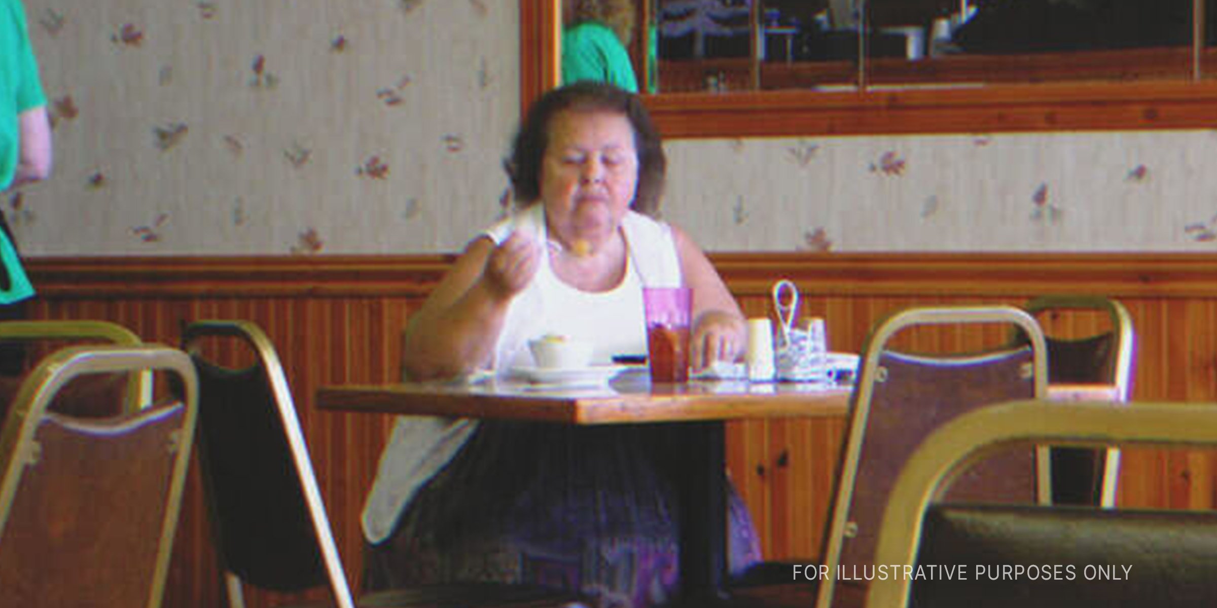 Frau beim Essen im Restaurant | Quelle: Flickr / joguldi (CC BY 2.0)