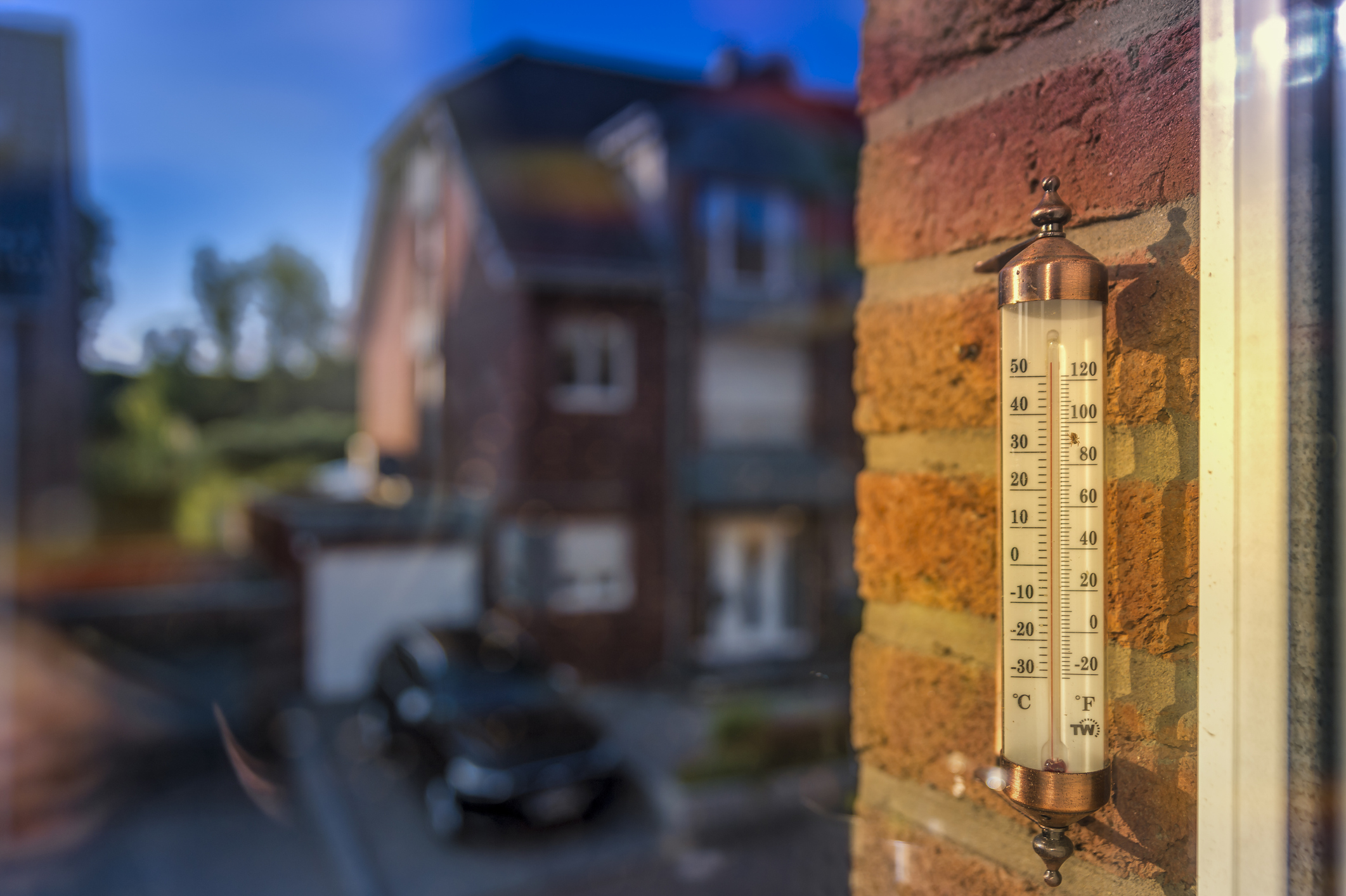 Analoges Thermometer an einer Hauswand in Grevenbroich, das eine Temperatur von über 50 °C anzeigt | Quelle: Getty Images
