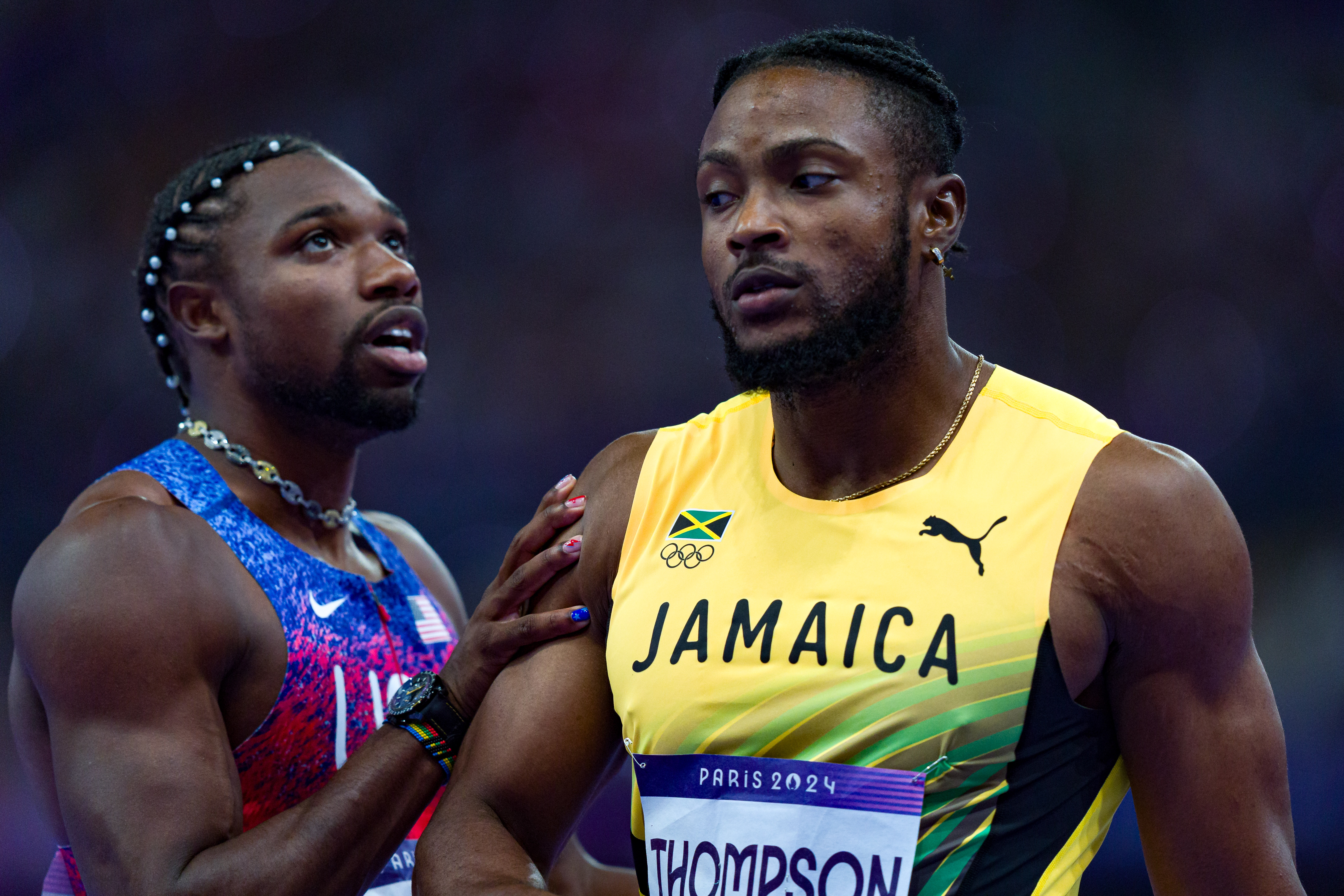 Noah Lyles und Kishane Thompson reagieren, während sie auf die Ergebnisse des Wettbewerbs während des 100m-Finales der Männer bei den Olympischen Spielen Paris 2024 in Saint-Denis, Paris, am 4. August 2024 warten. | Quelle: Getty Images