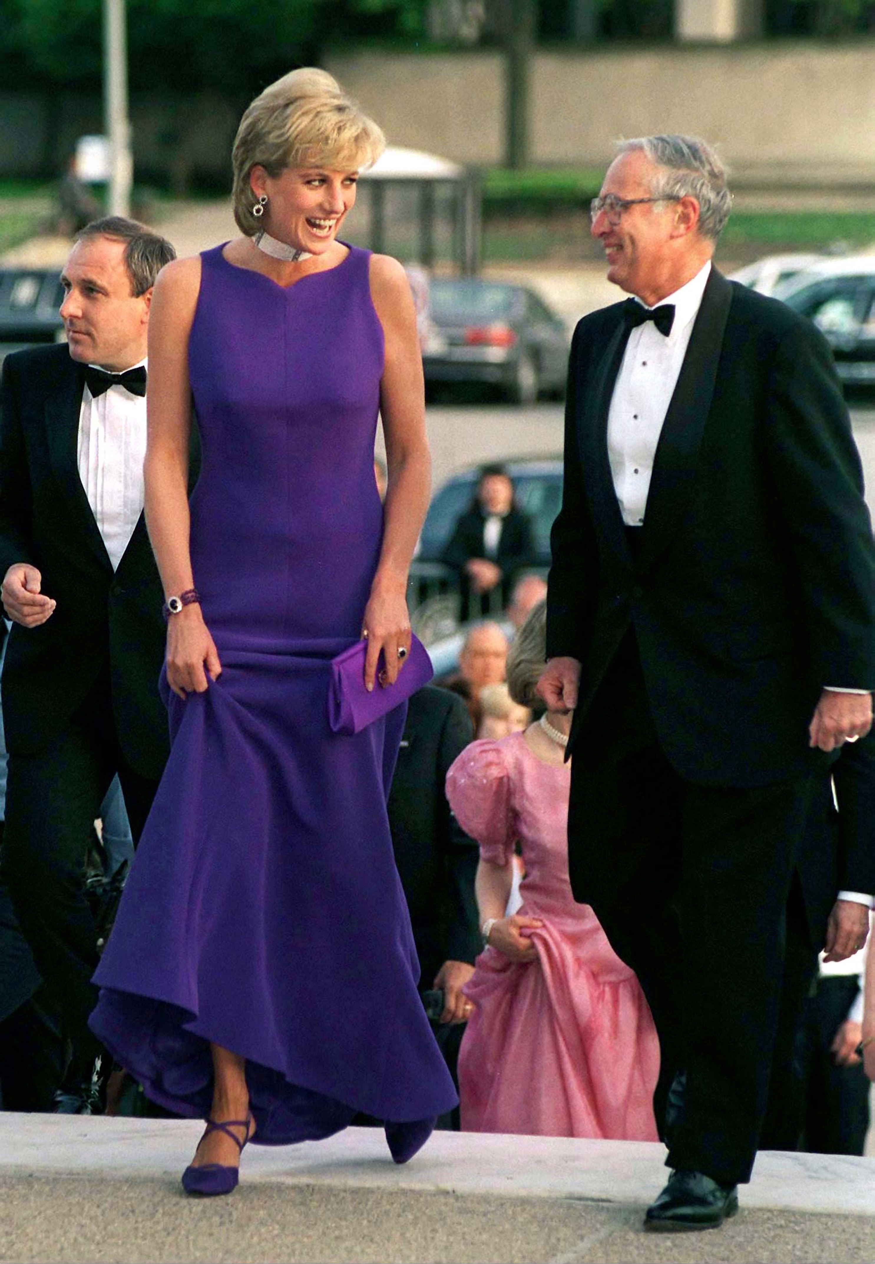 Prinzessin Diana kommt am 5. Juni 1996 zu einem Galadinner in Chicago | Quelle: Getty Images