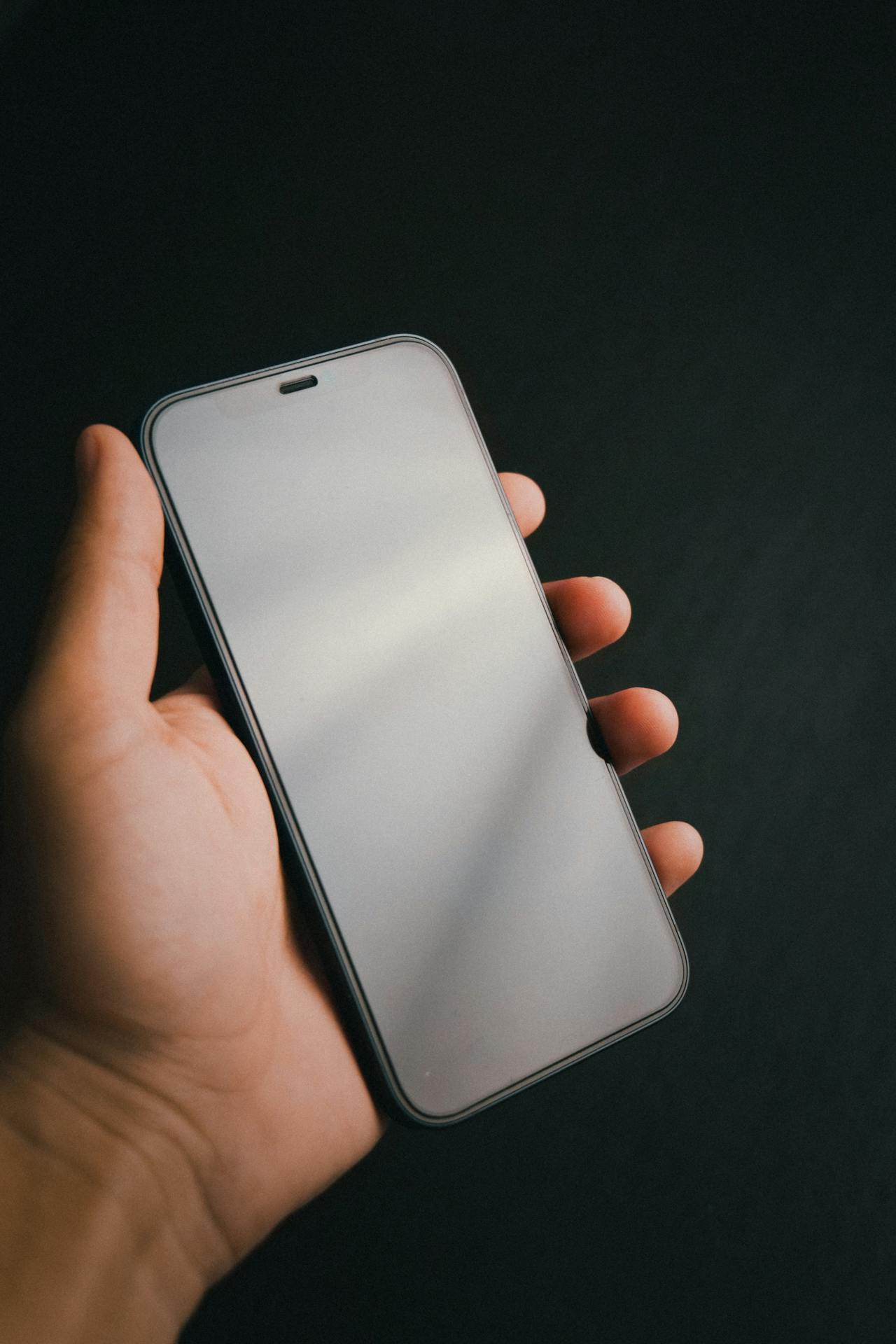Ein Mann hält sein Telefon | Quelle: Pexels