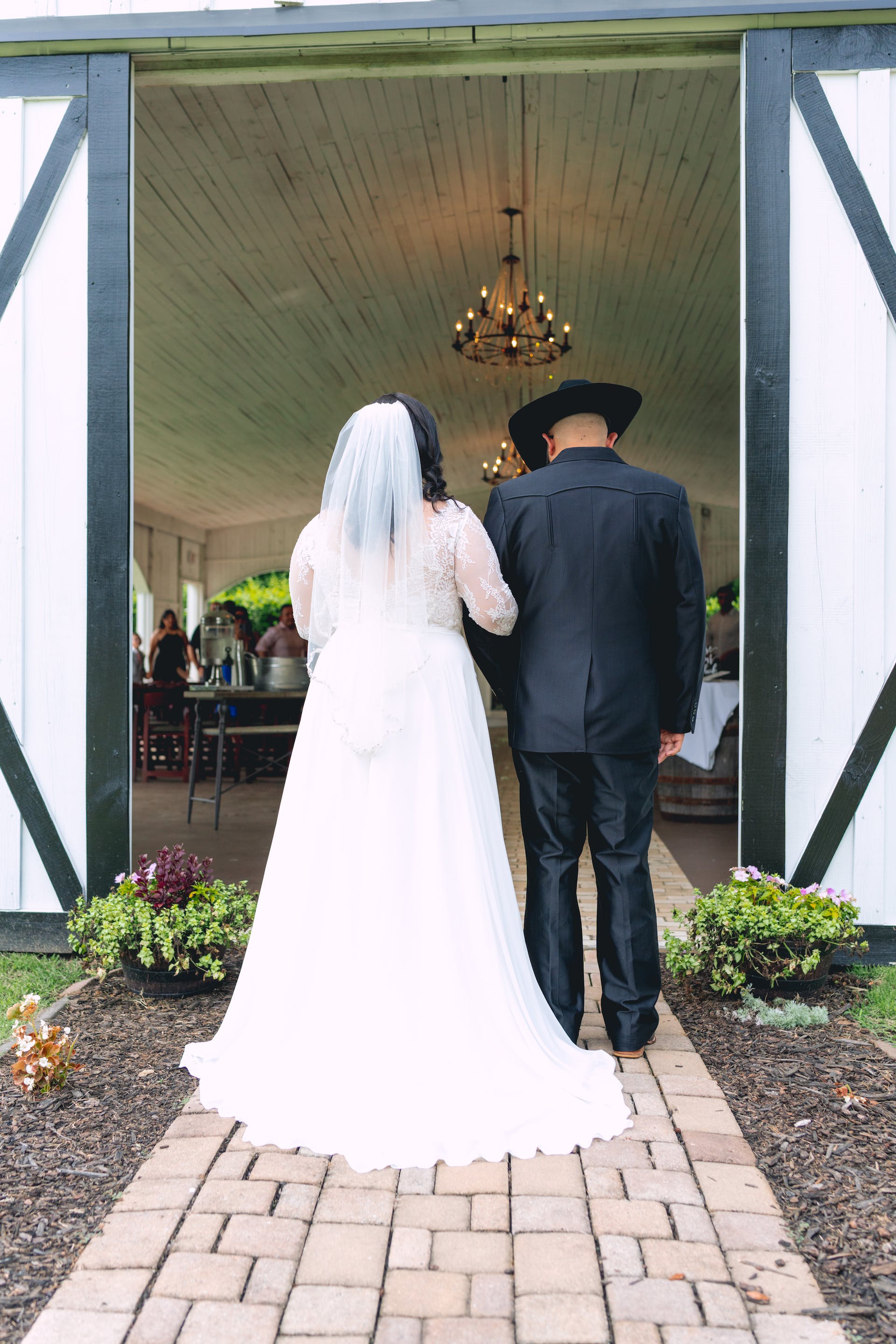 Eine Braut, die mit einem Mann zum Altar schreitet | Quelle: Pexels