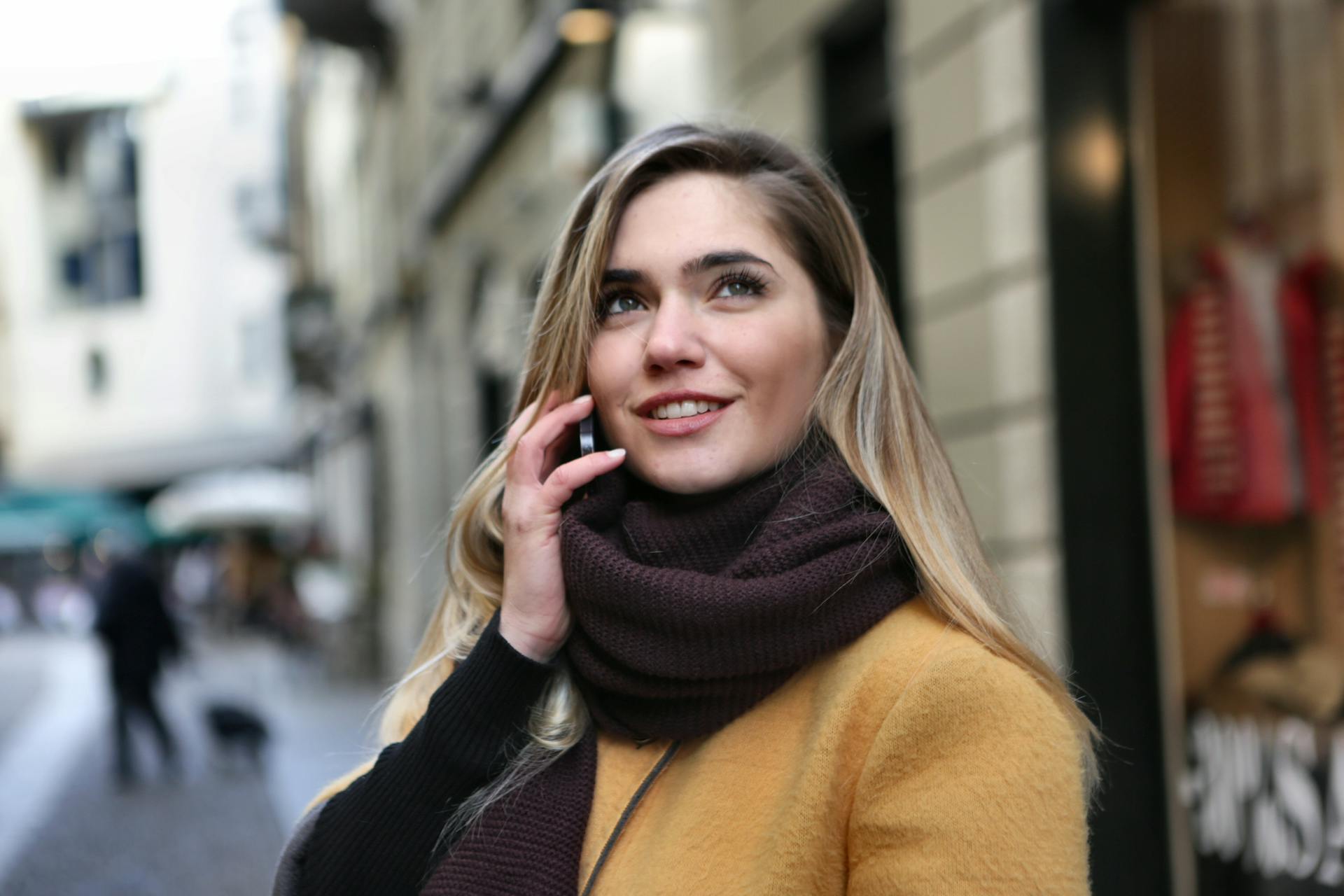 Eine glückliche Frau bei einem Anruf | Quelle: Pexels