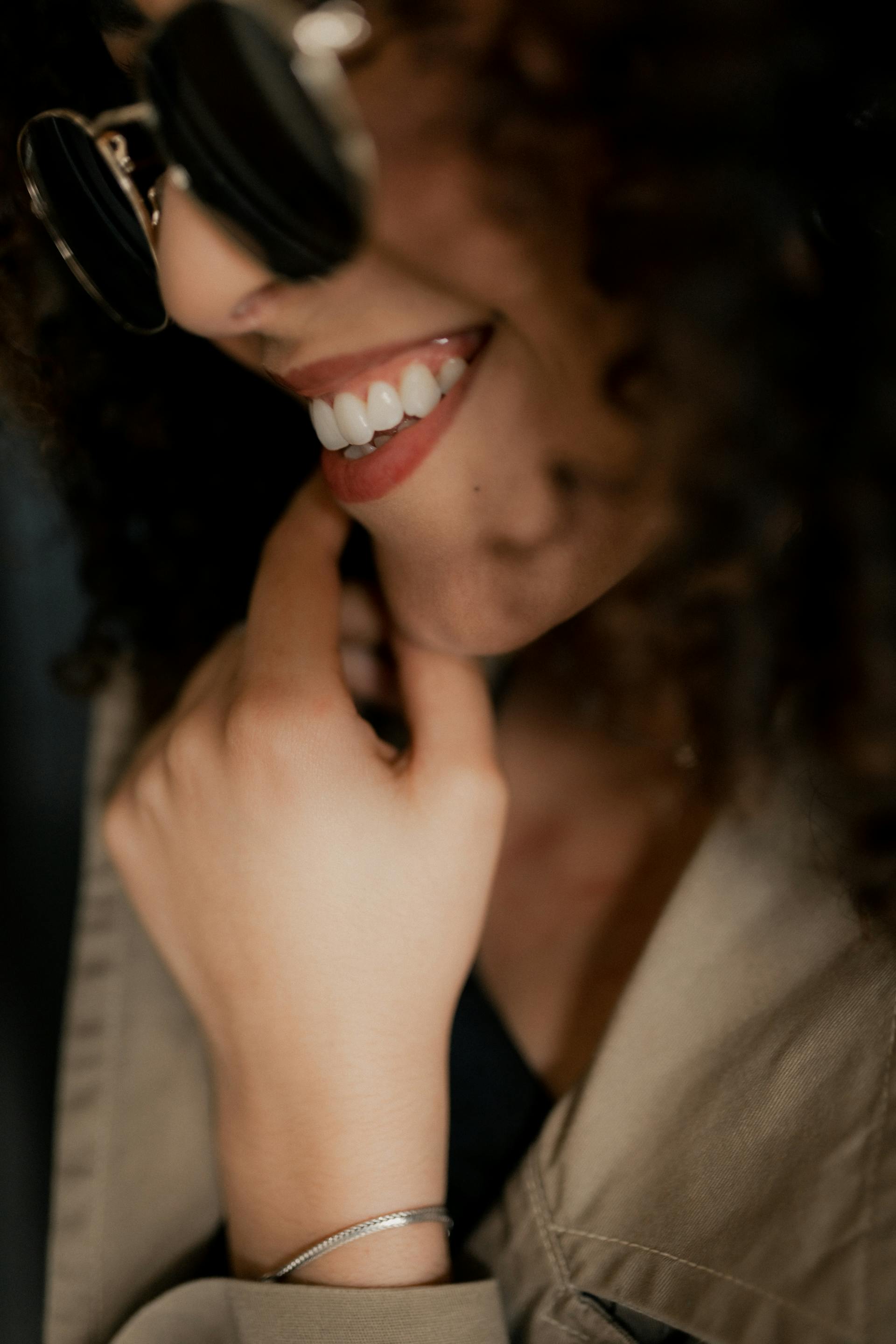 Eine Frau mit einem zufriedenen Lächeln | Quelle: Pexels