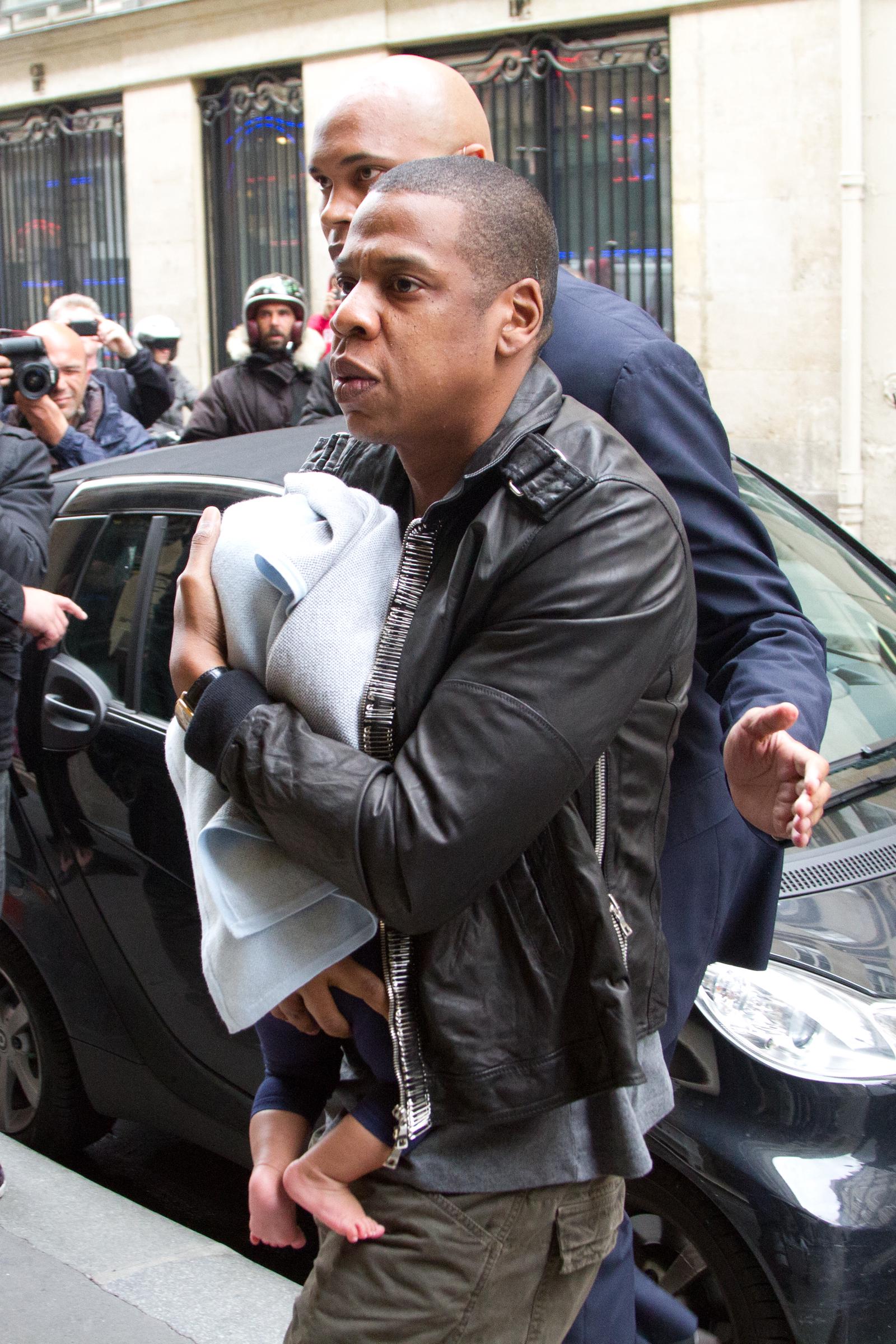 Jay-Z und Blue Ivy Carter kommen am 4. Juni 2012 im MEURICE Hotel in Paris, Frankreich, an. | Quelle: Getty Images