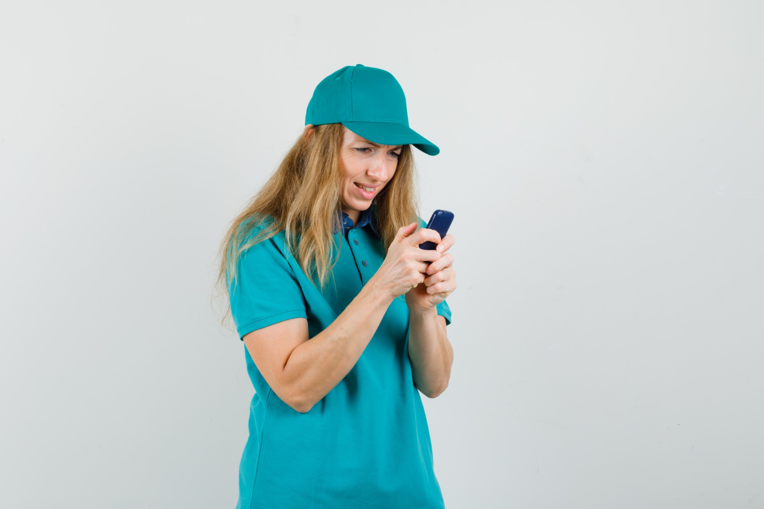 Eine lächelnde Frau, die eine SMS auf ihrem Handy schreibt | Quelle: Freepik