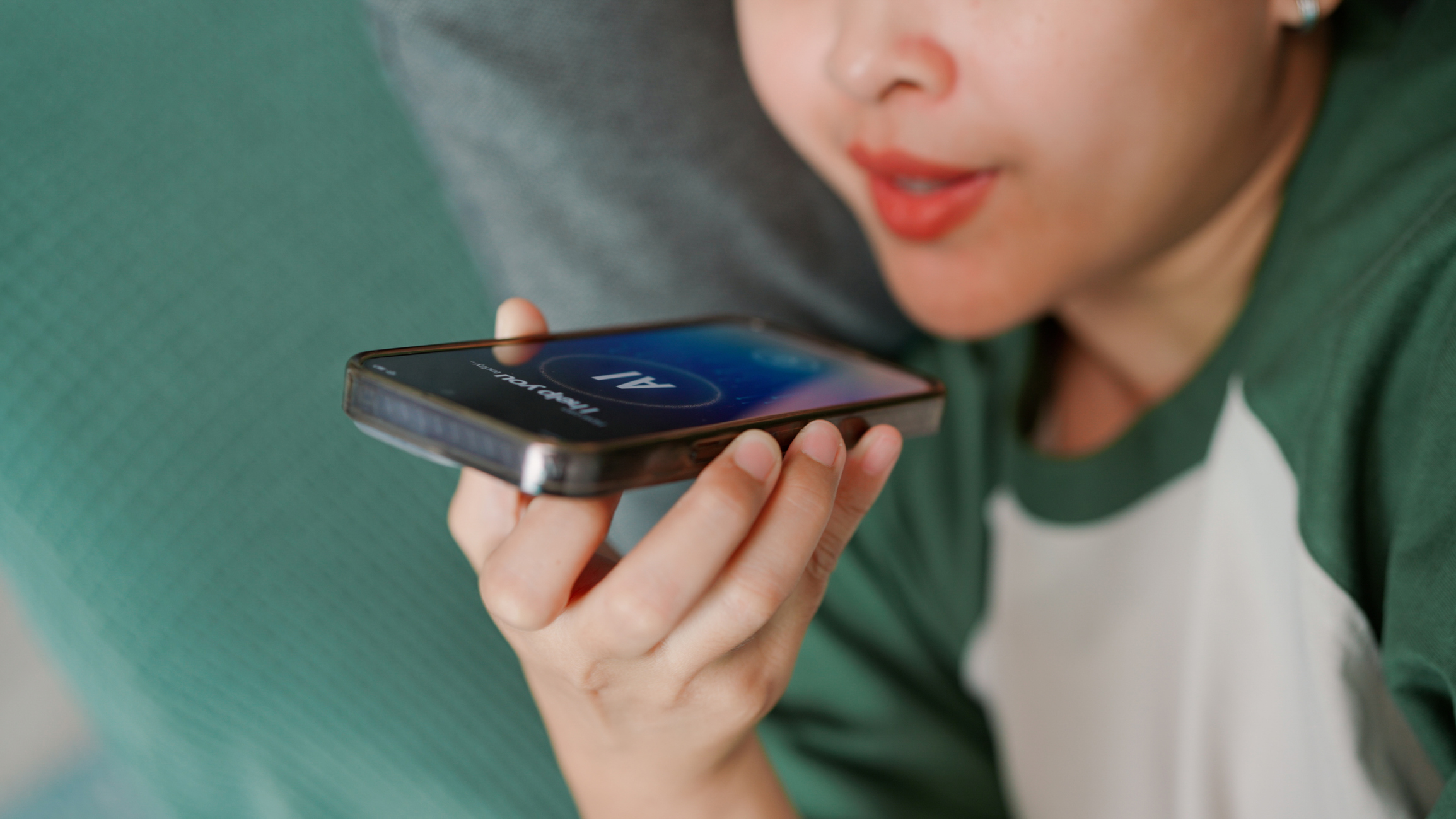 Asiatische Frau nutzt zu Hause KI-Apps | Quelle: Getty Images