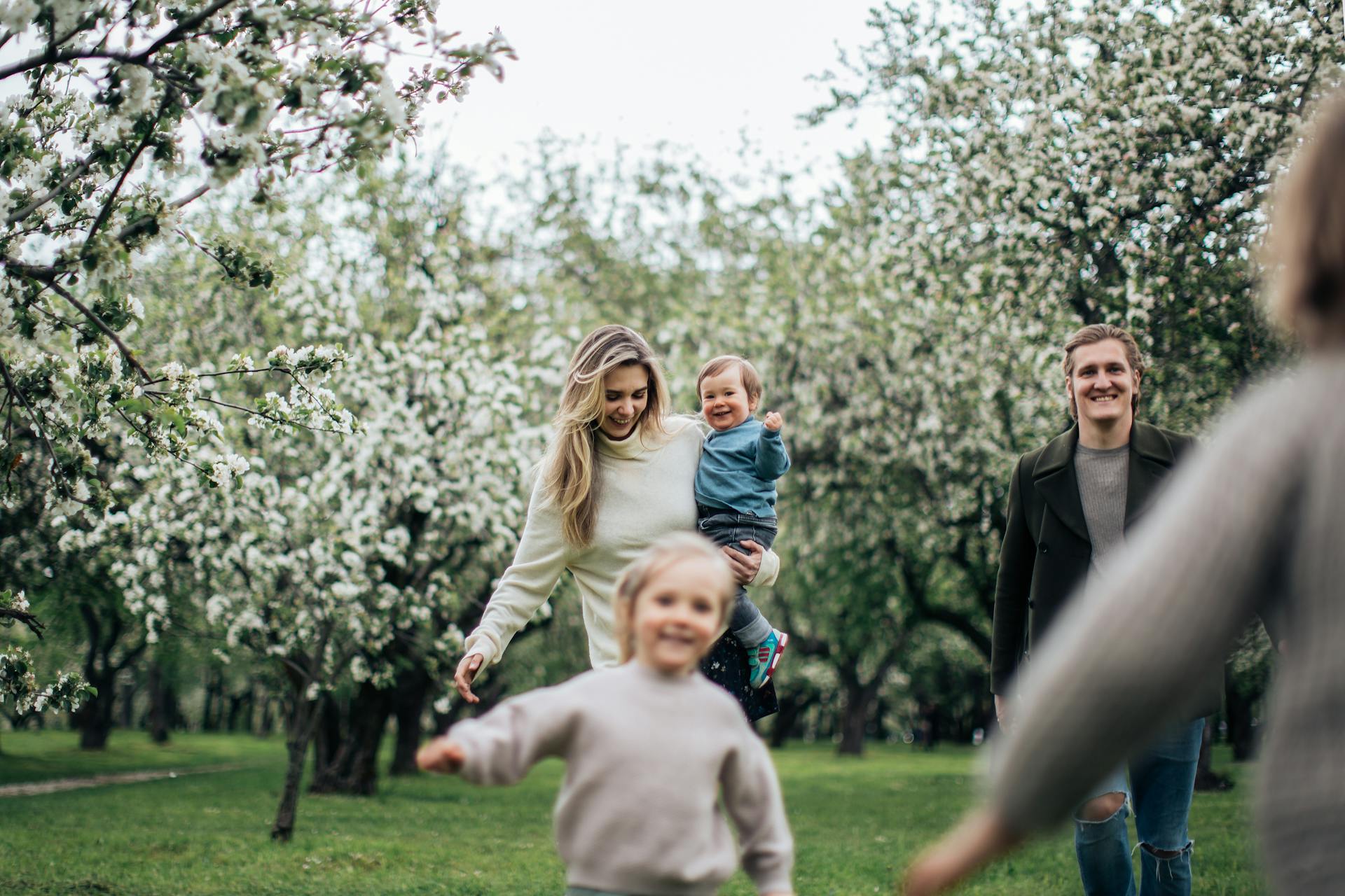 Eine glückliche Familie in einem Park | Quelle: Pexels