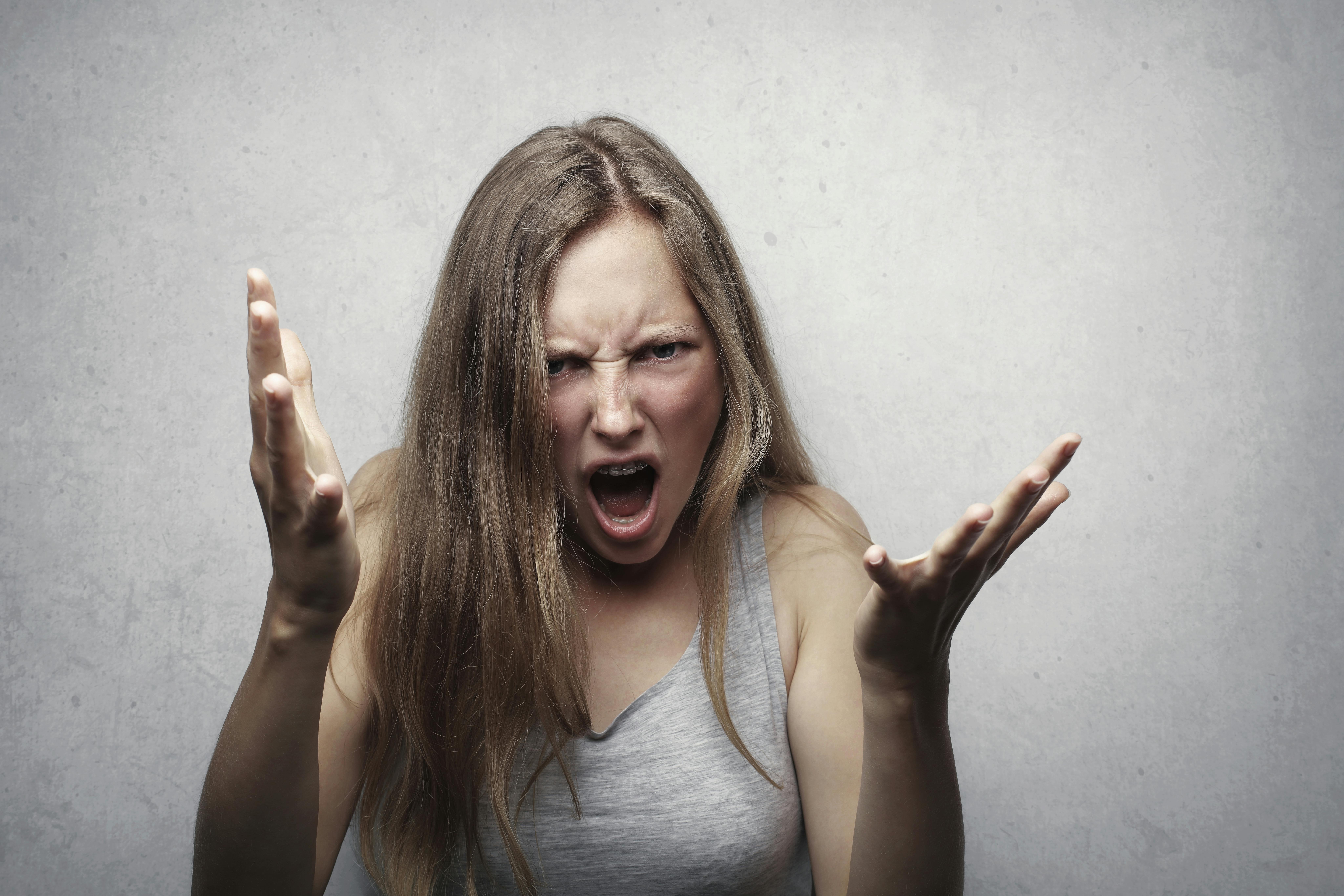 Eine wütende Frau, die ihre Hände in die Luft streckt | Quelle: Pexels