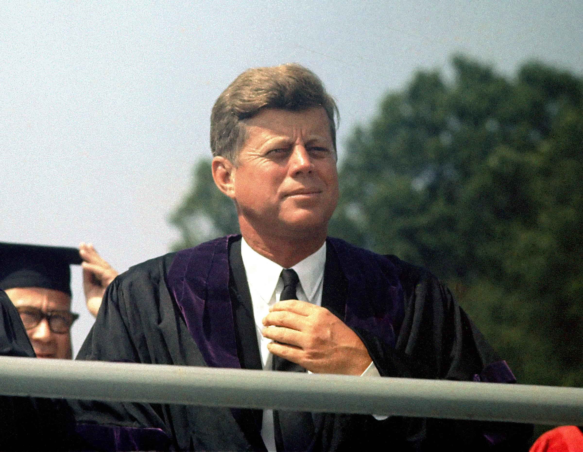 Der verstorbene US-Präsident John F. Kennedy während der Aufnahmezeremonie der American University am 10. Juni 1963 in Washington D.C. | Quelle: Getty Images