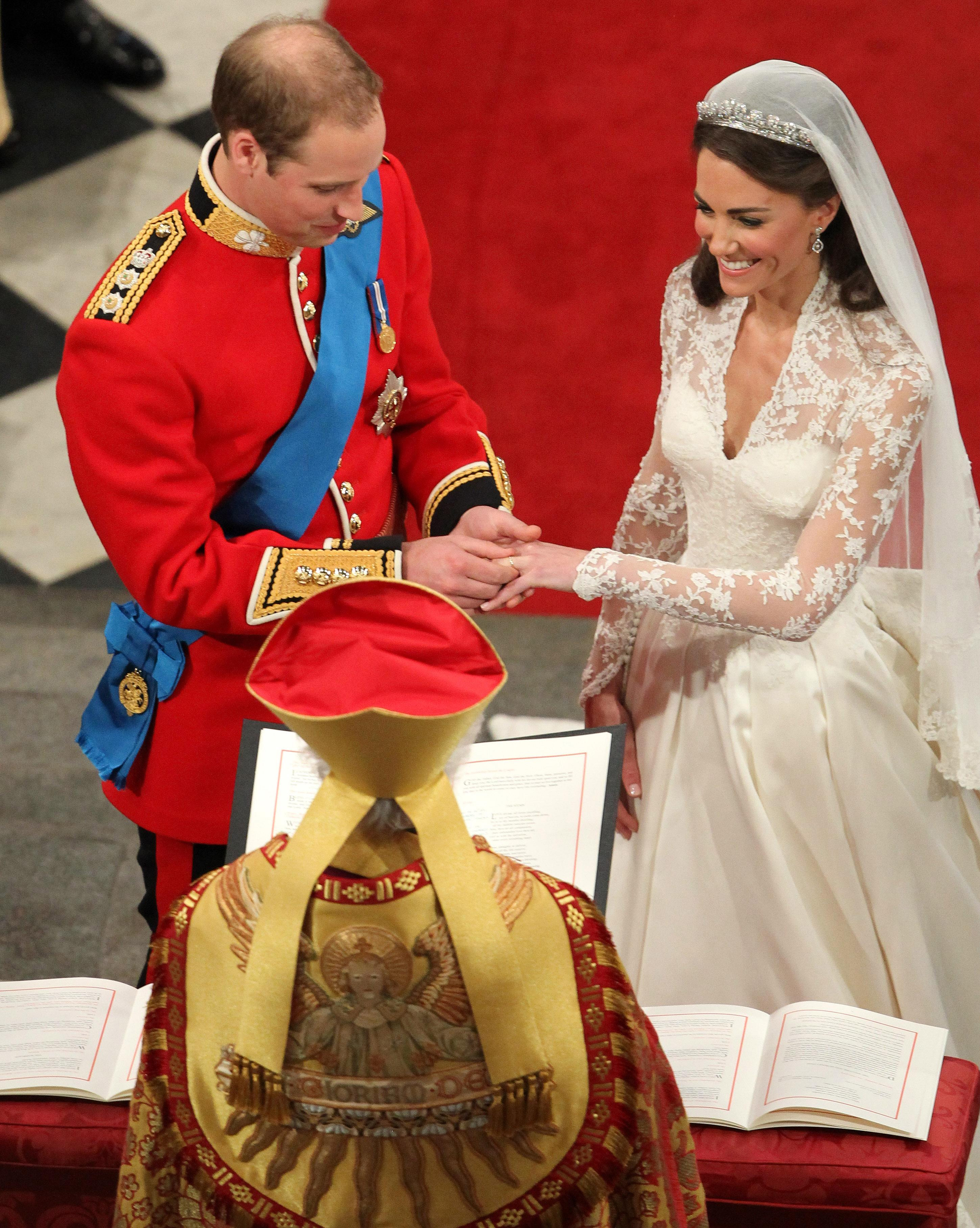 Prinz William gibt Catherine Middleton ihren Ehering während der Hochzeitsfeier in der Westminster Abbey in London, England, am 29. April 2011 | Quelle: Getty Images