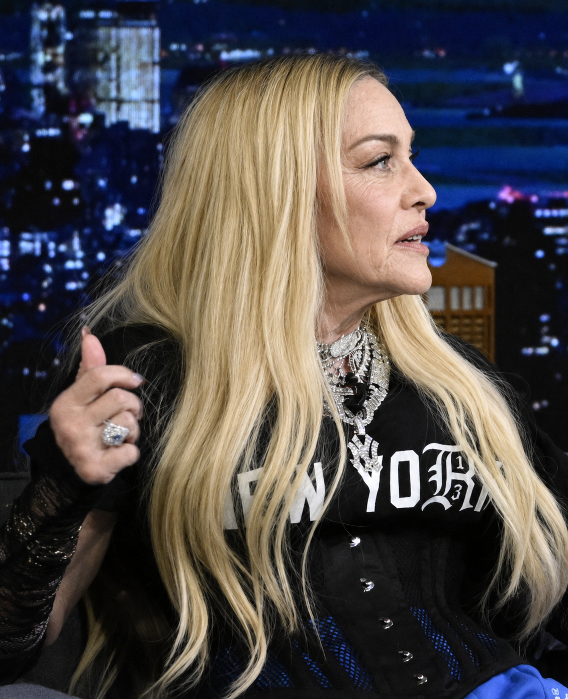 Das digital überarbeitete Porträt behält Madonnas langes blondes Haar, ihren Schmuck, ihre Kleidung und ihre sitzende Haltung bei, verändert jedoch ihr Gesicht. | Quelle: Chat GPT