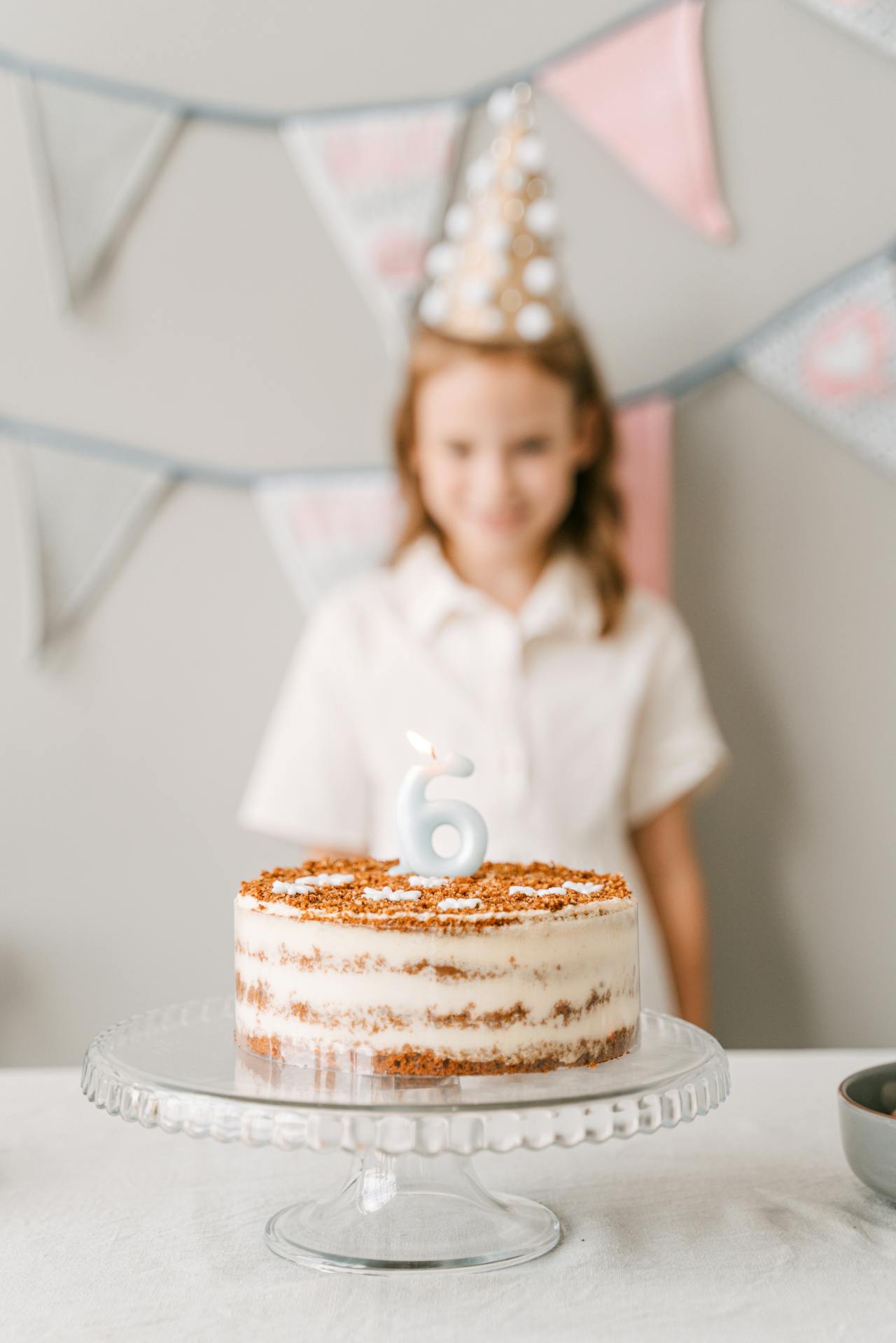 Ein kleines Mädchen, das seinen 6. Geburtstag feiert | Quelle: Pexels