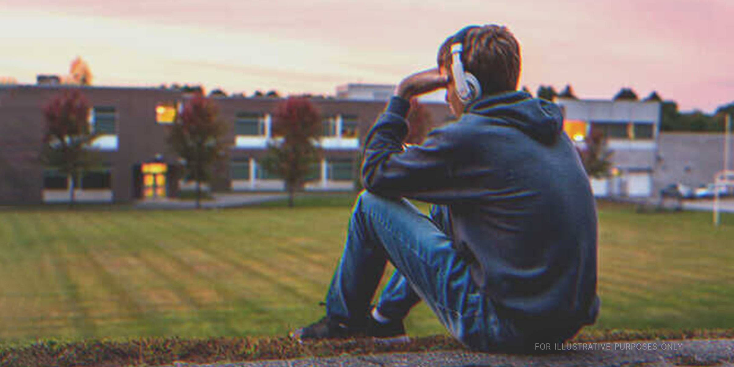 Trauriger Teenager, der alleine sitzt | Quelle: Shutterstock
