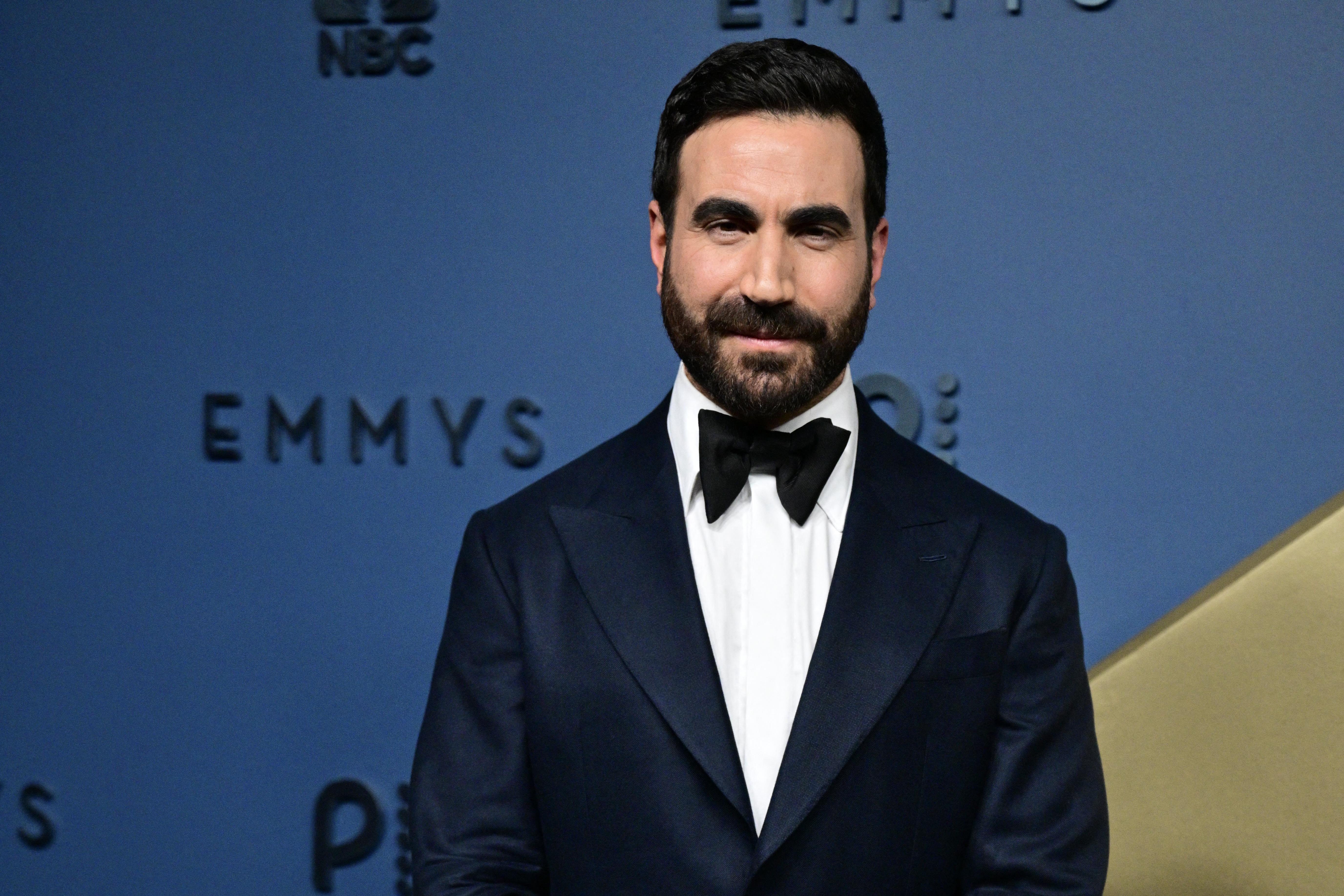 Brett Goldstein nimmt am 14. September 2026 in Los Angeles an der 78. Verleihung der Primetime Emmy Awards teil – in einem dunklen Smoking und mit Fliege. Der Auftritt auf dem roten Teppich bietet einen genaueren Blick auf den britischen Schauspieler, dessen angebliche Beziehung zu Jennifer Lopez die Aufmerksamkeit der Öffentlichkeit auf sich gezogen hat. | Quelle: Getty Images