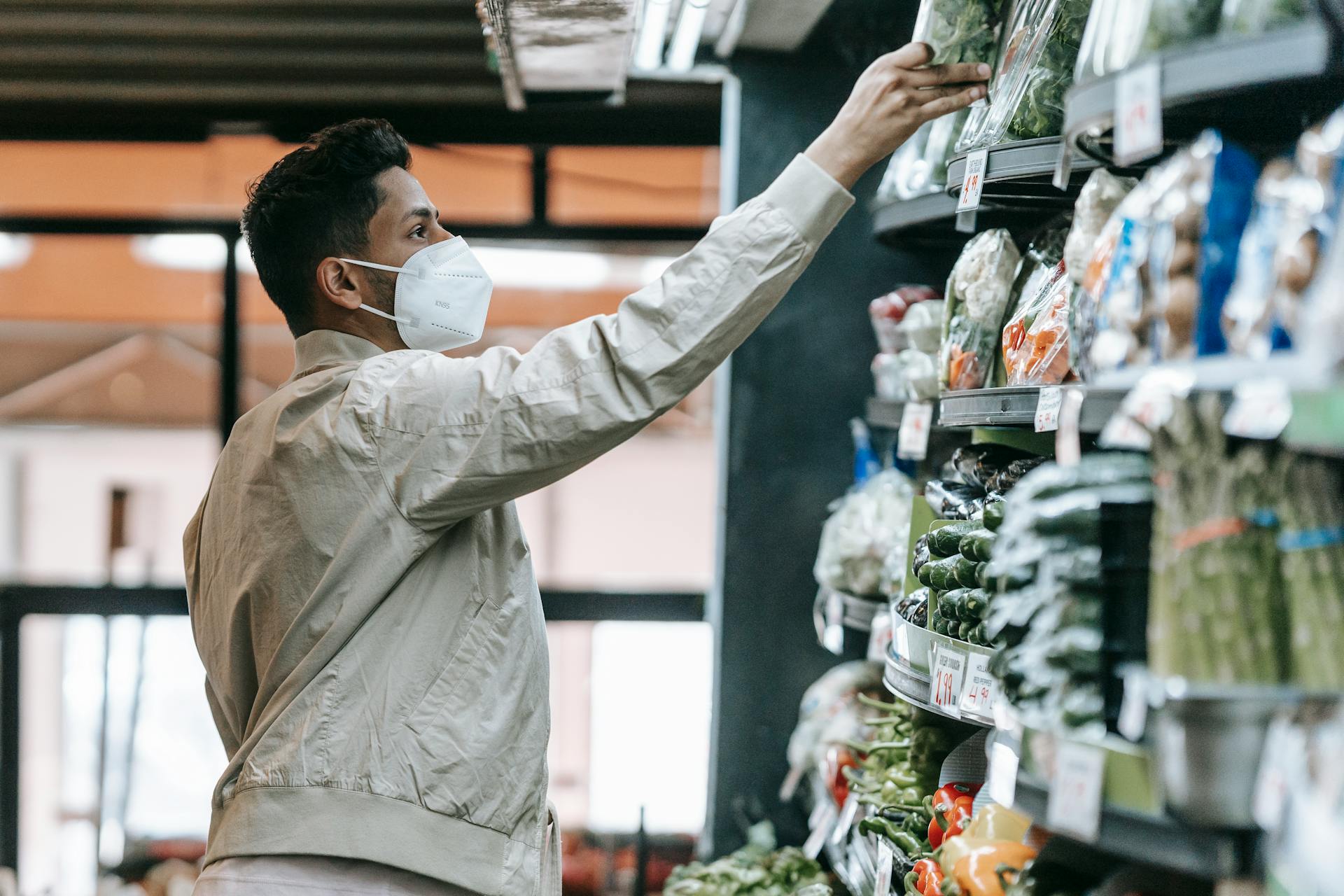 Ein Mann in einem Supermarkt | Quelle: Pexels