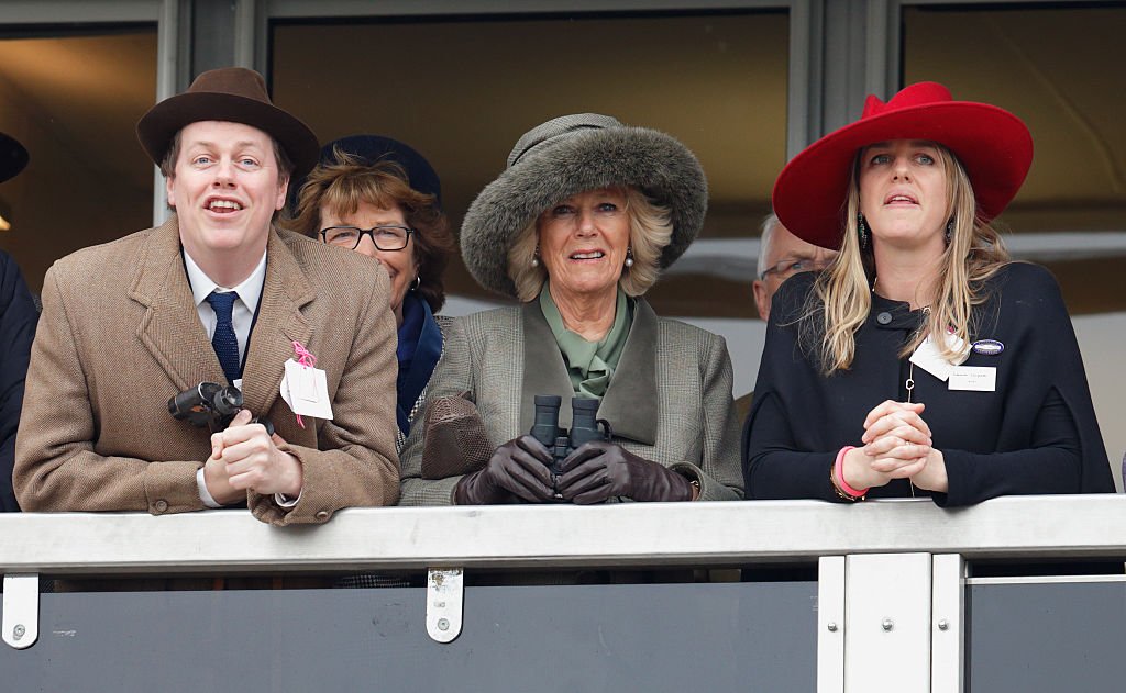 Camilla, Tom Parker Bowles (links) und Tochter Laura Lopes (rechts) beim Cheltenham Festival auf der Cheltenham Racecourse am 11. März 2015 | Quelle: Getty Images