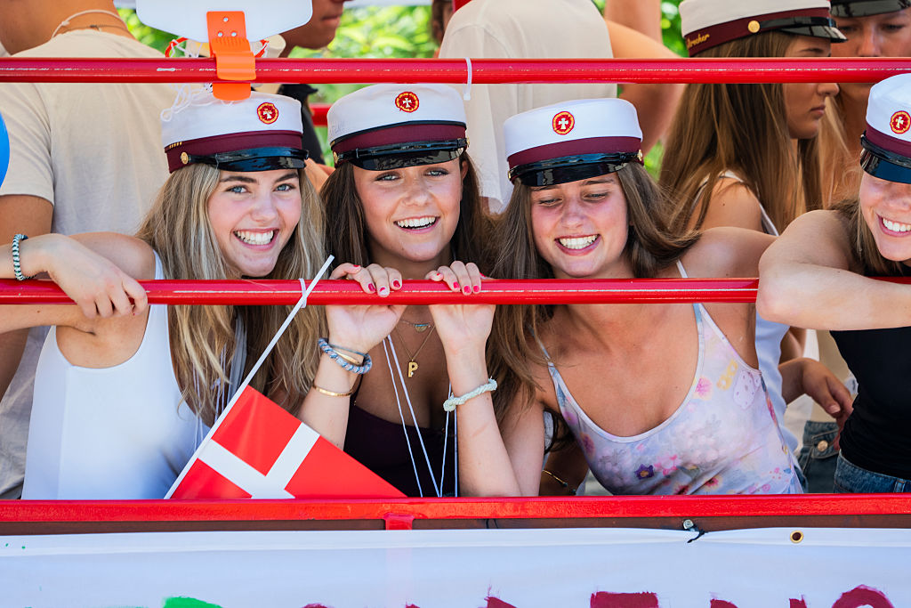 Prinzessin Isabella von Dänemark posiert auf dem traditionellen Lastwagen, mit dem dänische Schüler nach ihrem Abitur durch die Straßen fahren, nachdem sie am 26. Juni 2026 ihre Abschlussprüfung am Øregård Gymnasium in Hellerup, Dänemark, abgelegt hatte | Quelle: Getty Images