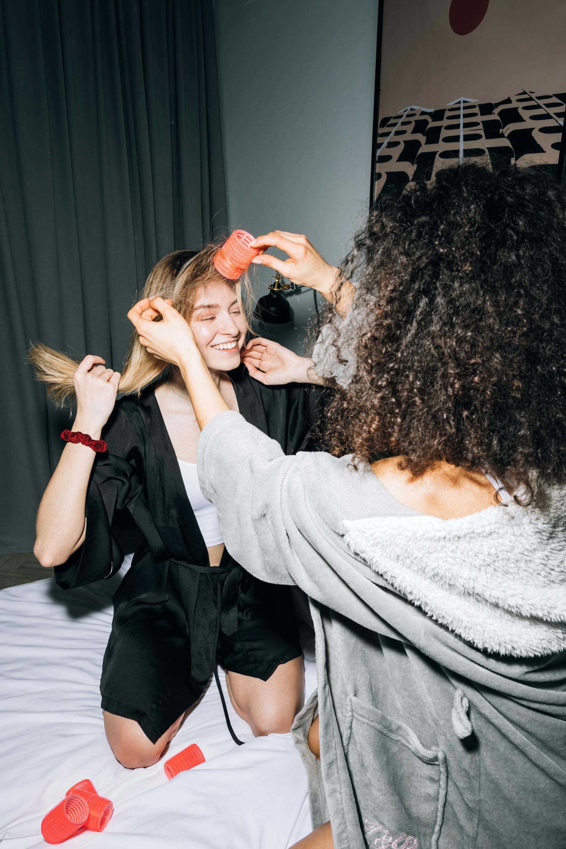 Zwei Frauen, die sich gemeinsam entspannen | Quelle: Pexels