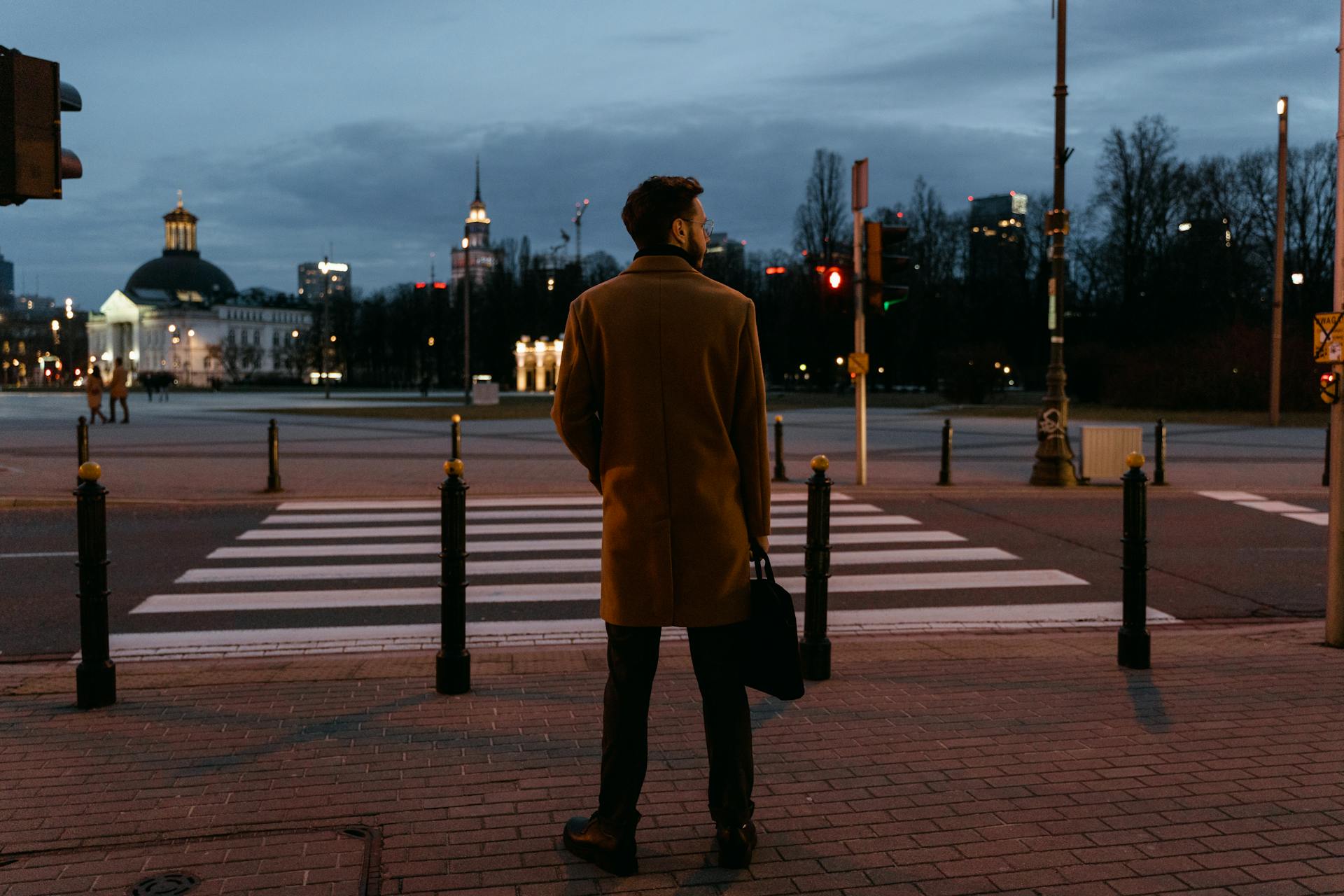 Ein Mann steht im Freien | Quelle: Pexels