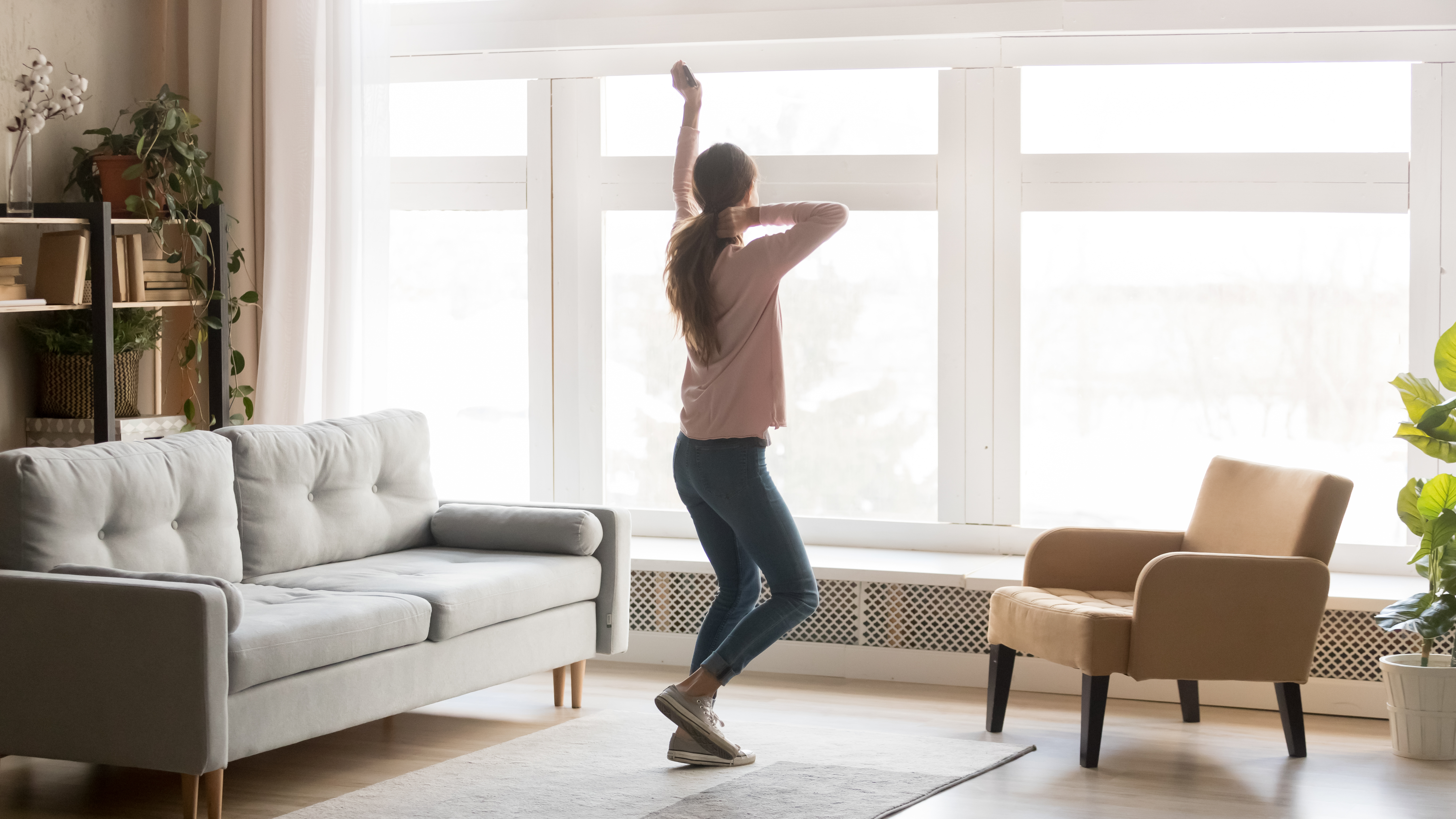 Eine Frau tanzt in einem neuen Haus | Quelle: Shutterstock