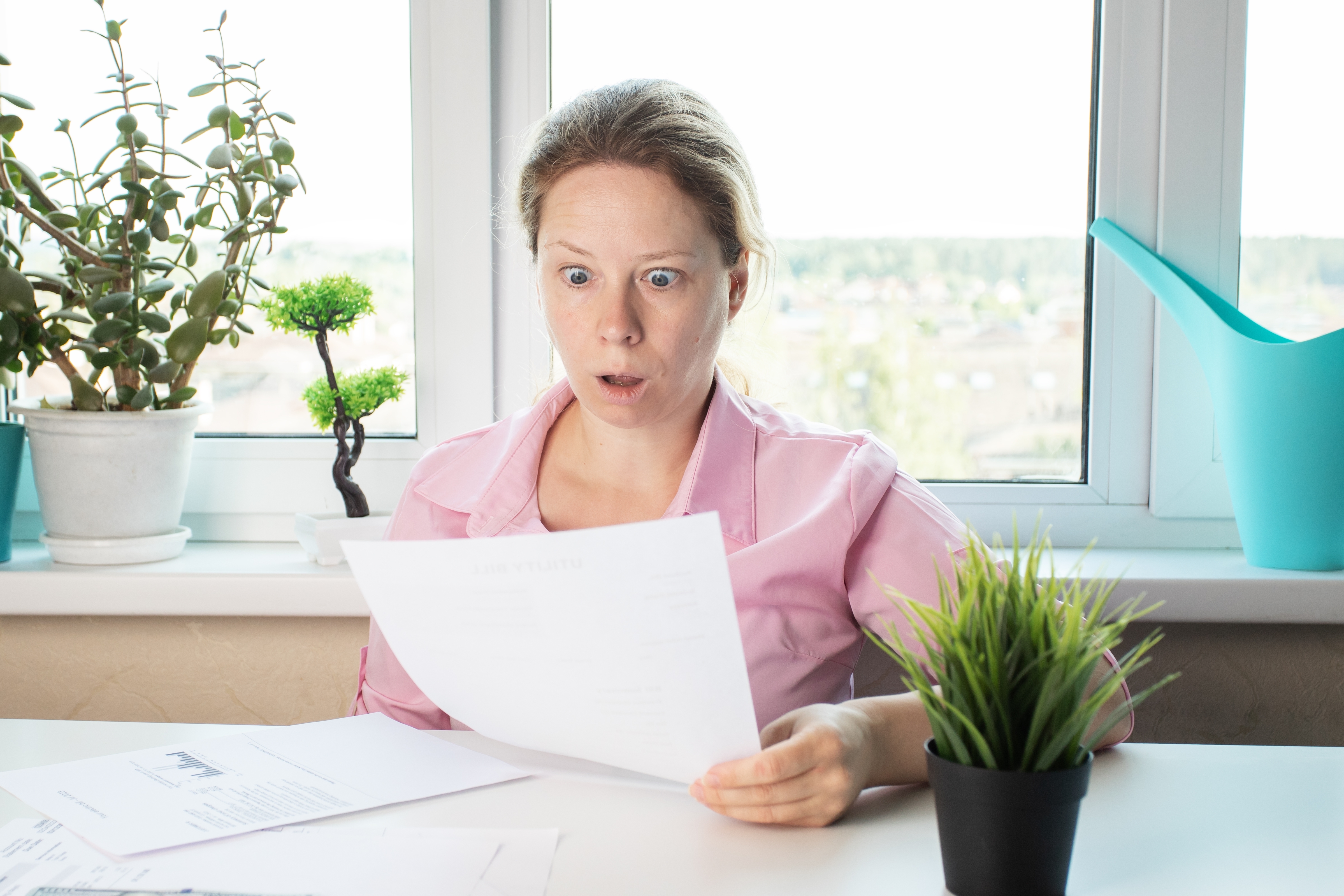 Eine schockierte Frau liest einen Brief | Quelle: Shutterstock
