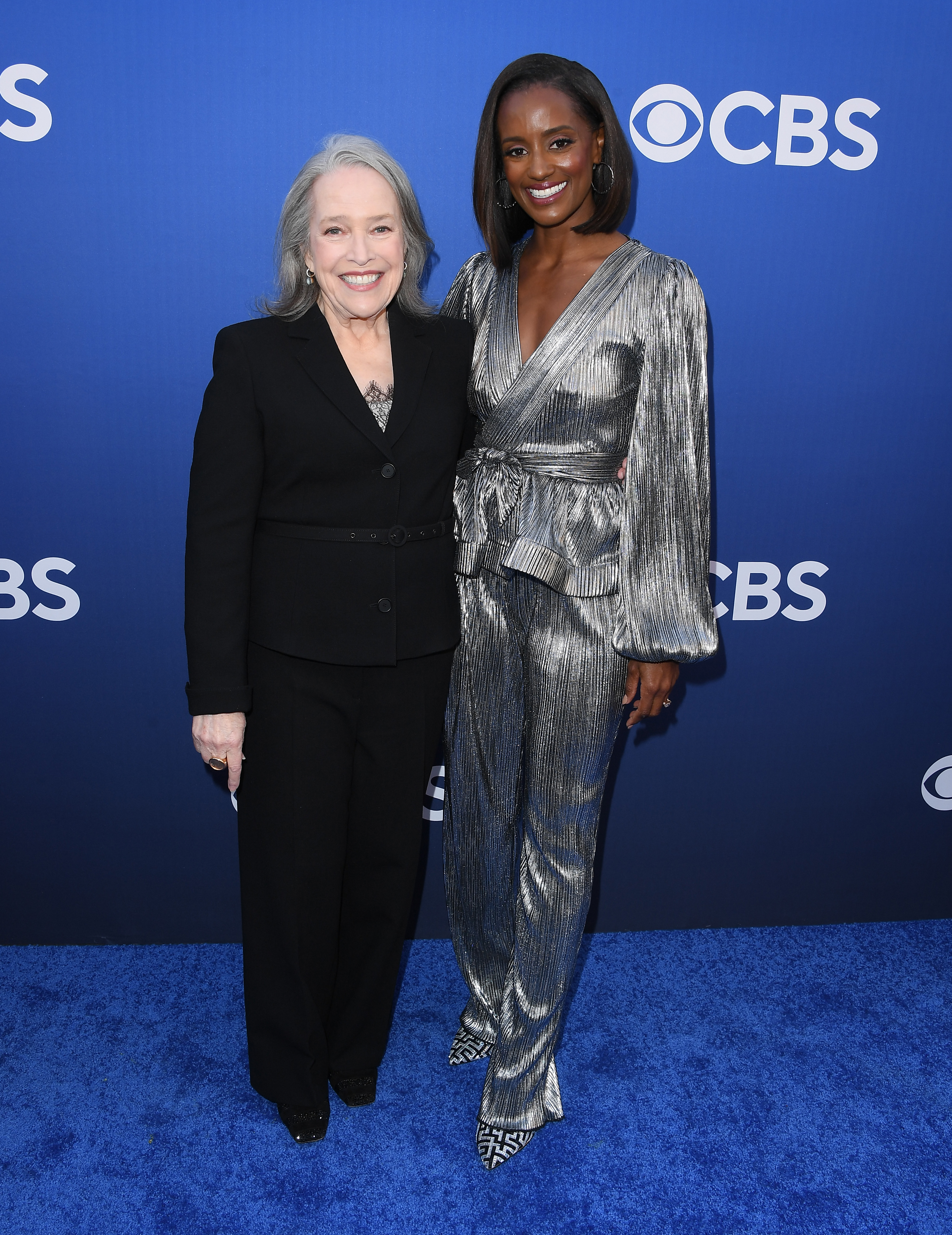 Kathy Bates und Skye P. Marshall bei der Fall Schedule Celebration am 2. Mai 2024 in Los Angeles, Kalifornien. | Quelle: Getty Images
