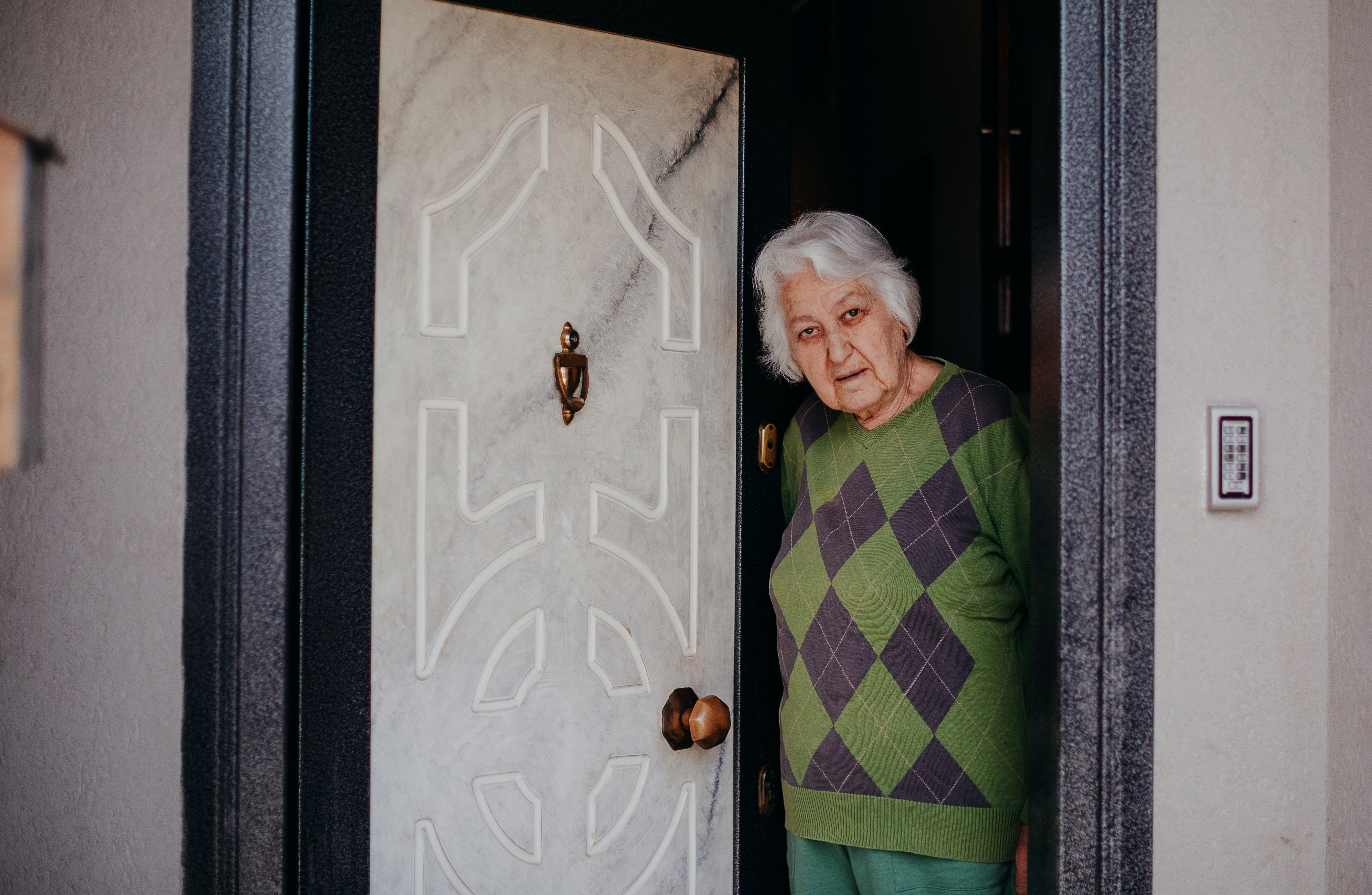Eine Frau steht vor einer offenen Tür | Quelle: Getty Images