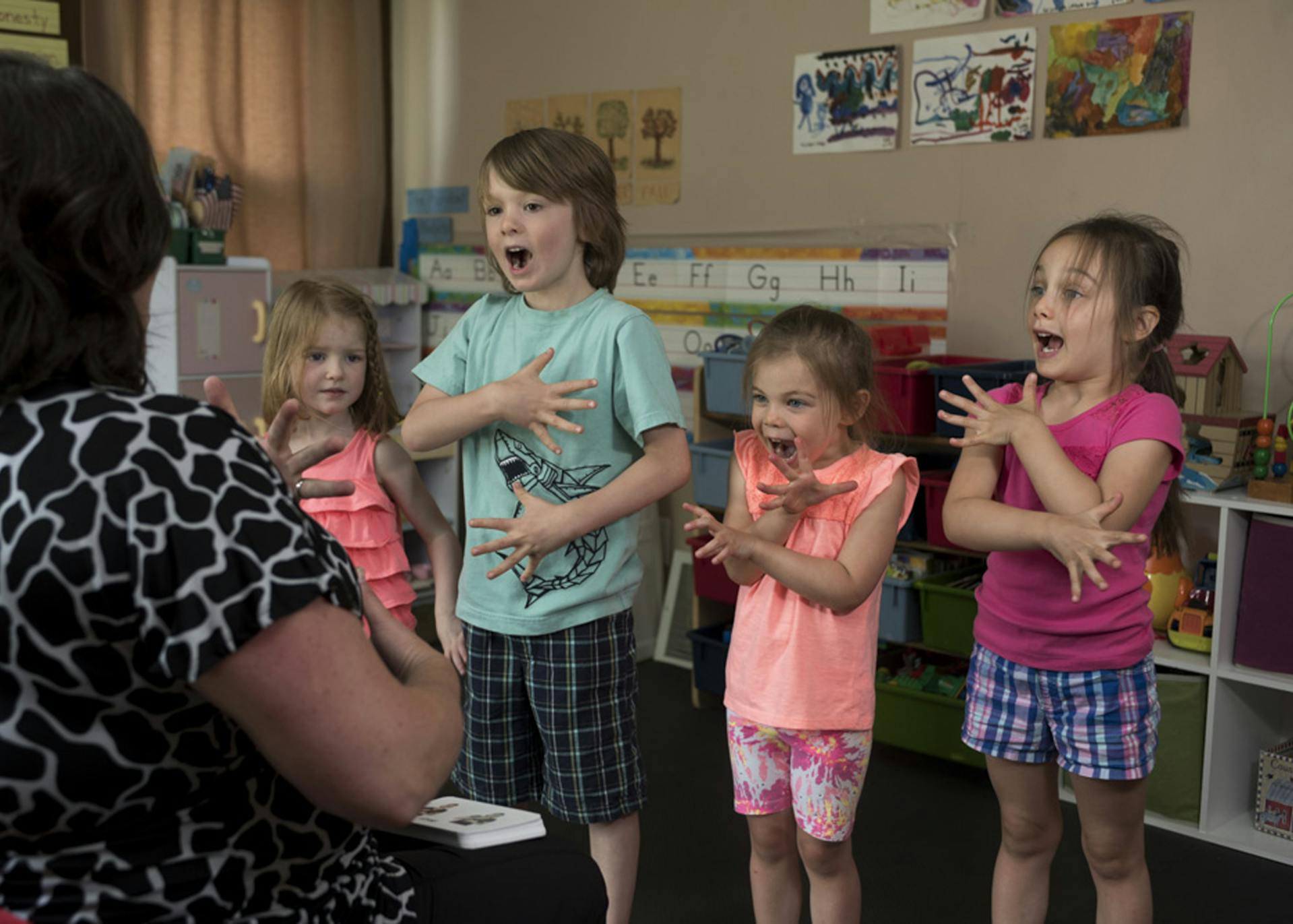 Kinder, die vor ihrer Lehrerin oder ihrem Lehrer auftreten | Quelle: Pexels