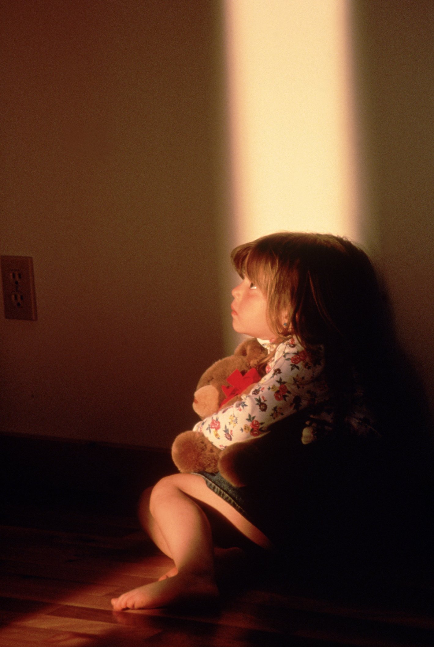Kind versteckt sich in einer Ecke I Quelle: Getty Images