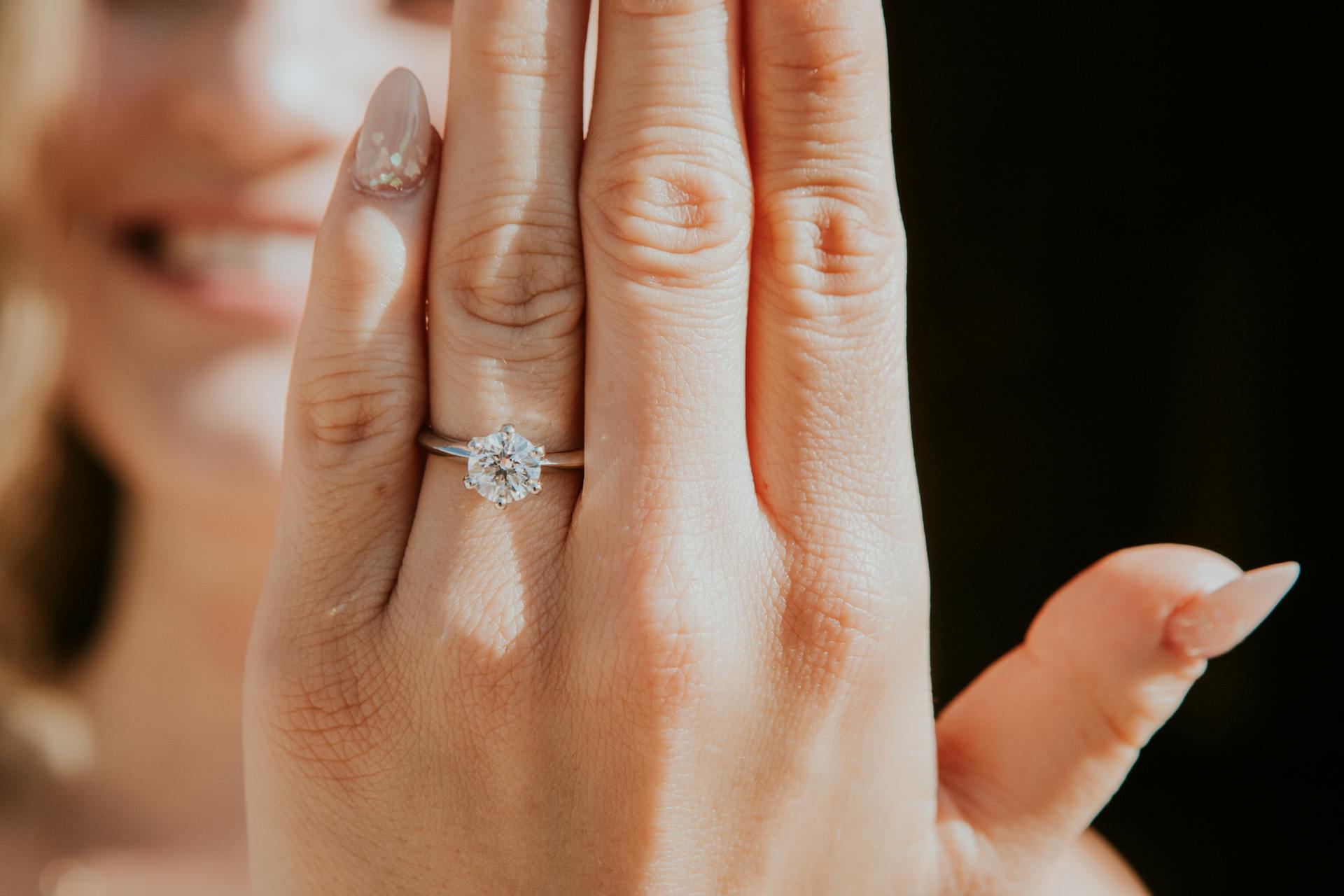 Eine Frau zeigt einen Diamantring an ihrem Finger | Quelle: Pexels