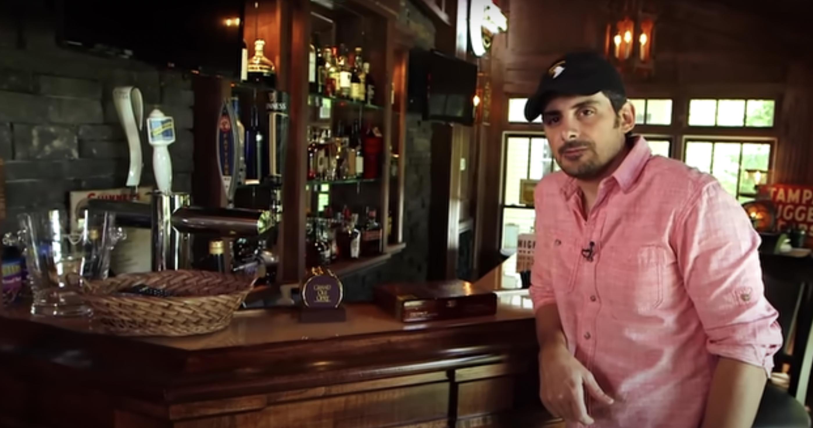 Brad Paisley posiert in seinem Haus, vom 12. September 2014 | Quelle: YouTube/@People