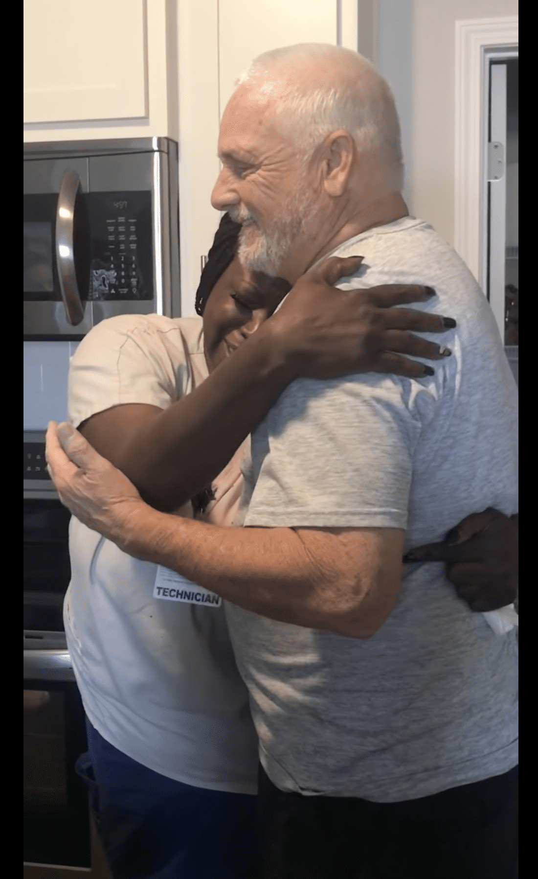 TunDe erhält eine tröstende Umarmung von Chris Wrights Vater. | Quelle: YouTube.com/Carmen Wright