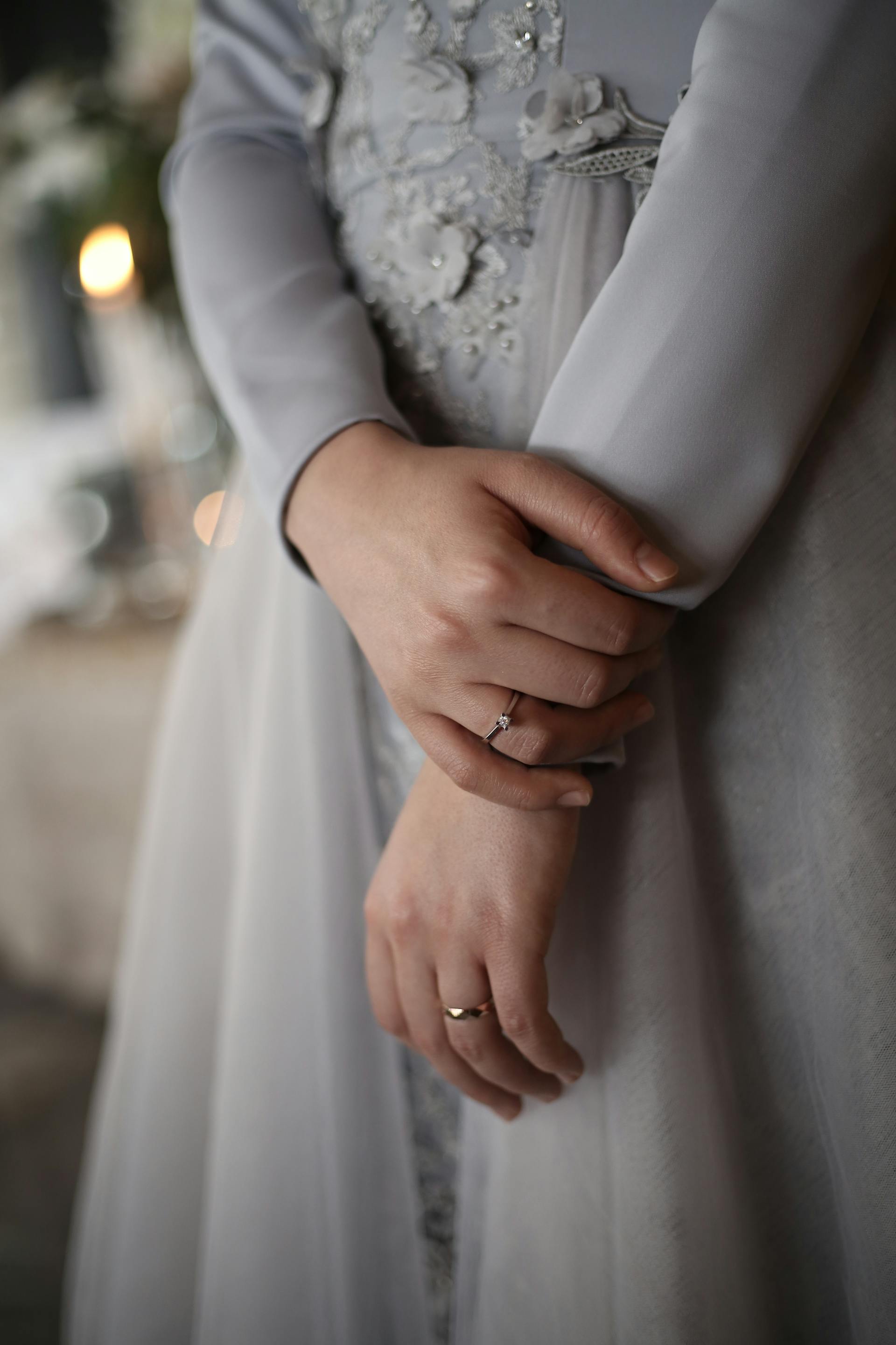 Eine Nahaufnahme einer Frau, die ihr Handgelenk umklammert | Quelle: Pexels