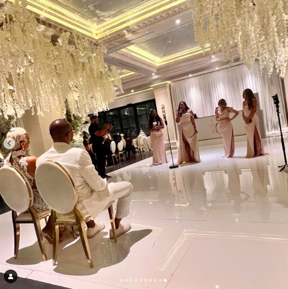 LeToya Luckett und Taleo Coles mit der Hochzeitsgesellschaft an ihrem Hochzeitstag, gepostet am 1. August 2024 | Quelle: Instagram/valeisha