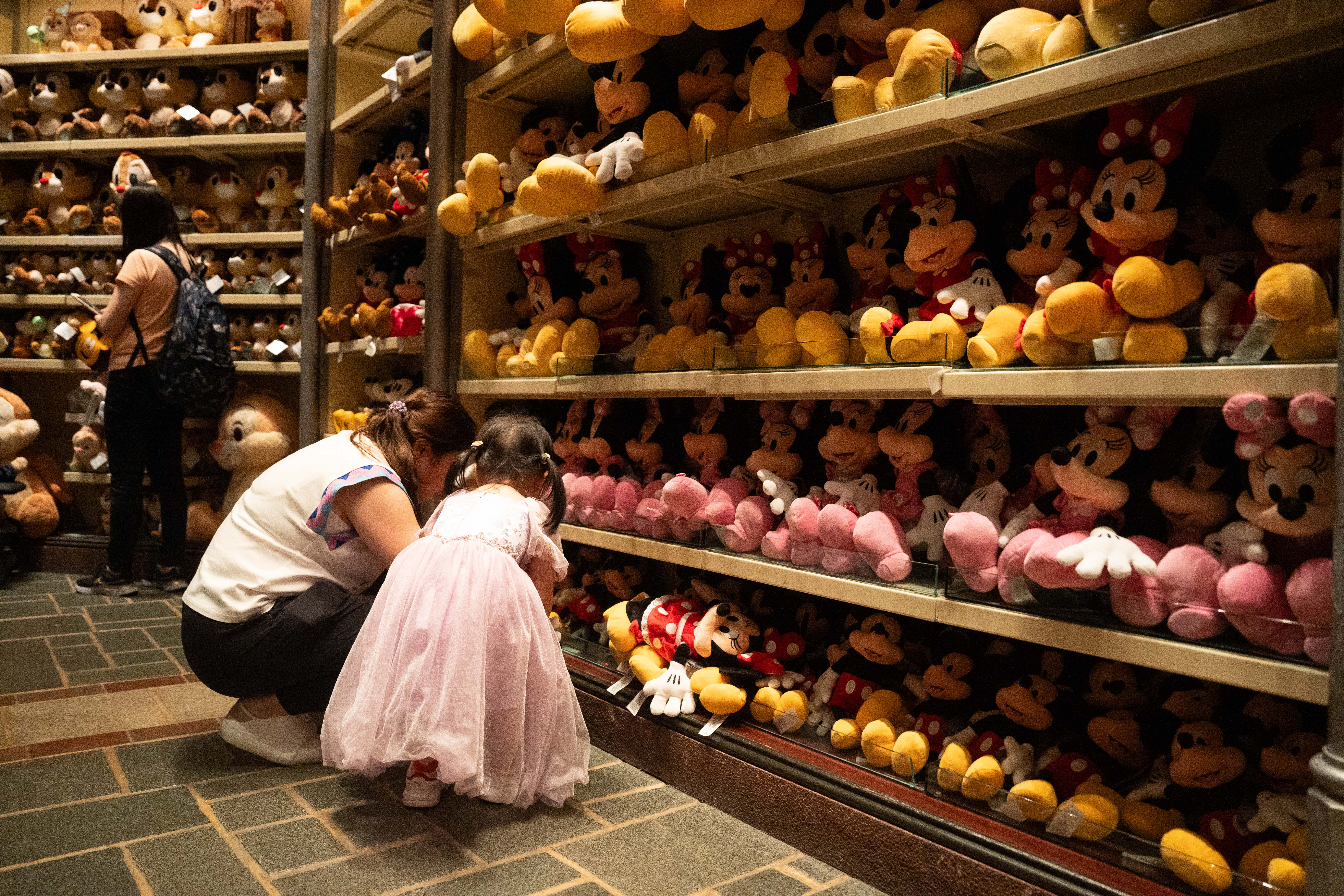 Ein Mädchen und ihre Großmutter in Disney World | Quelle: Getty Images