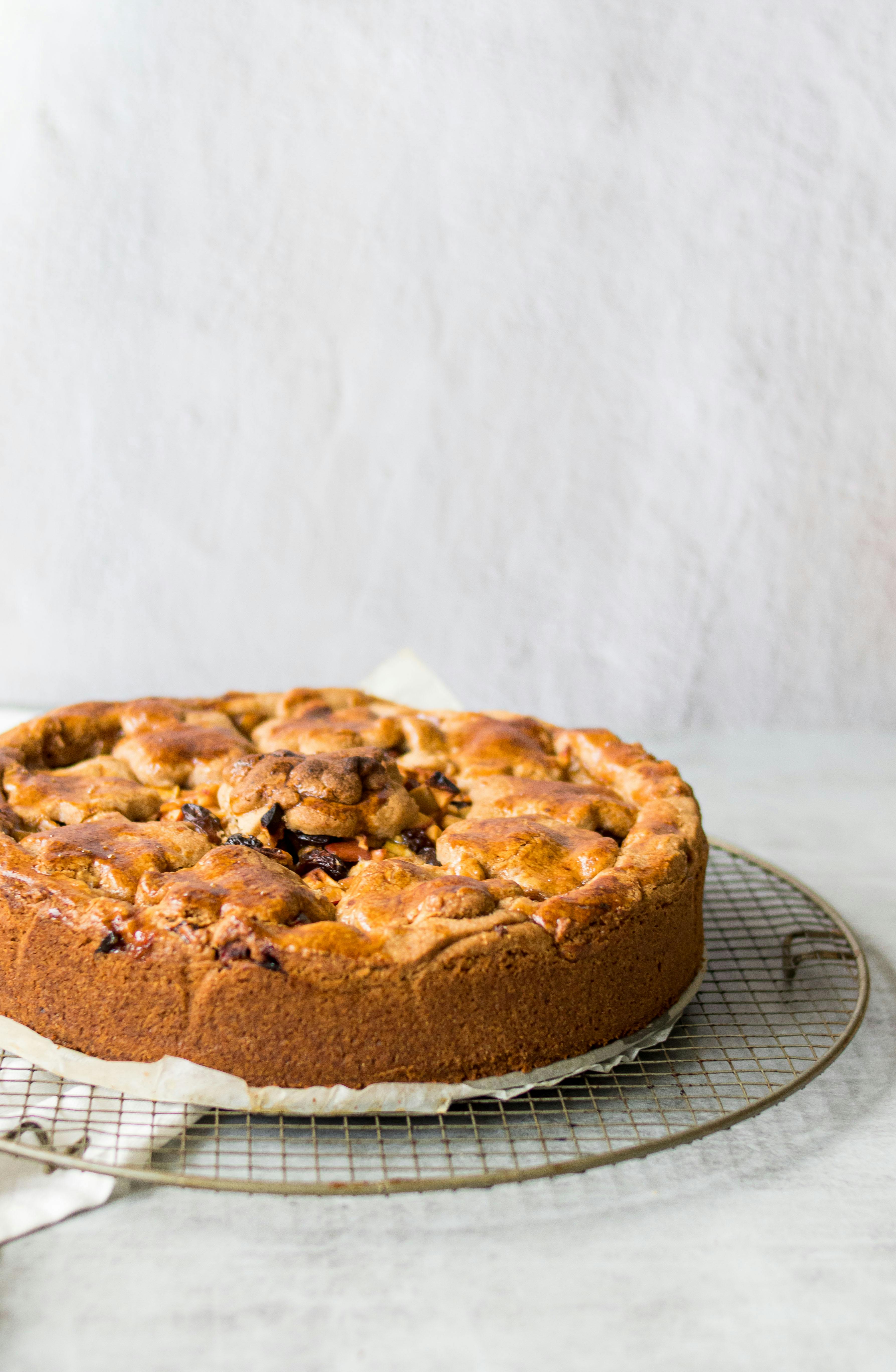 Brauner Kuchen auf einem Tablett | Quelle: Pexels