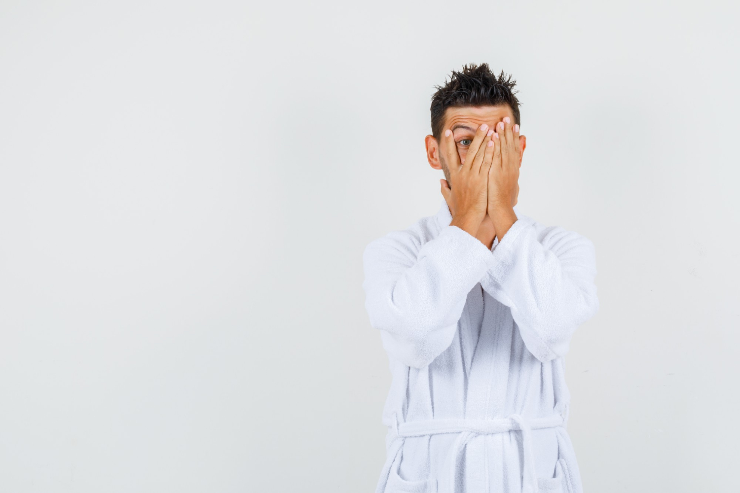 Ein verängstigter Mann in seinem Bademantel | Quelle: Freepik