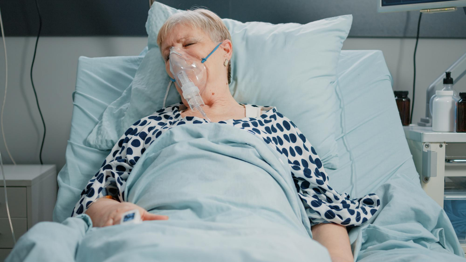 Eine ältere Frau im Krankenhaus | Quelle: Freepik