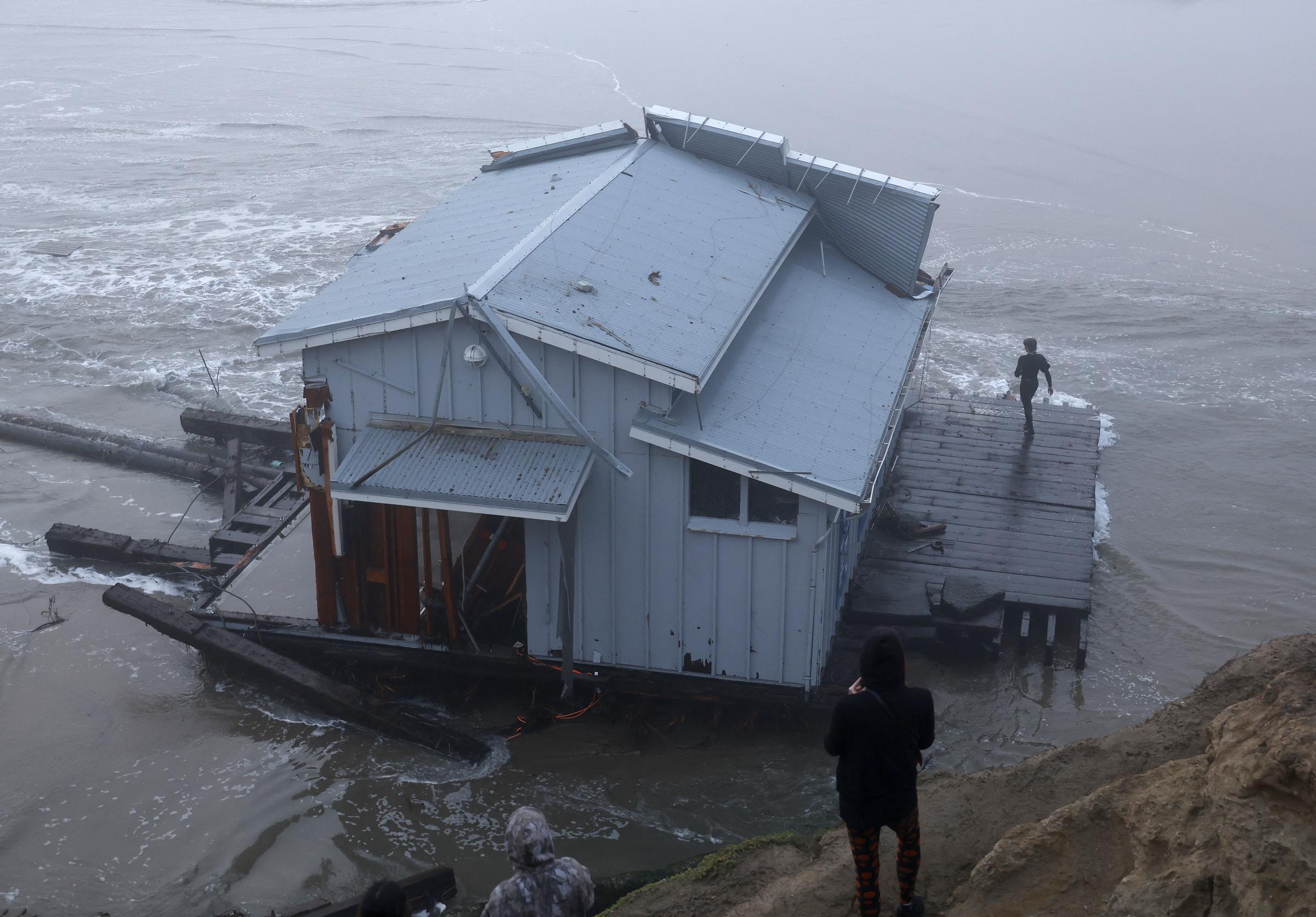 Menschen schauen auf den eingestürzten Pier an der Santa Cruz Wharf in Santa Cruz, Kalifornien, am 23. Dezember 2024 | Quelle: Getty Images