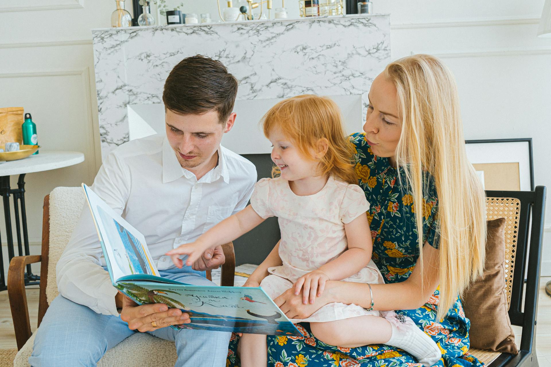 Eltern lesen ihrer kleinen Tochter ein Buch vor | Quelle: Pexels