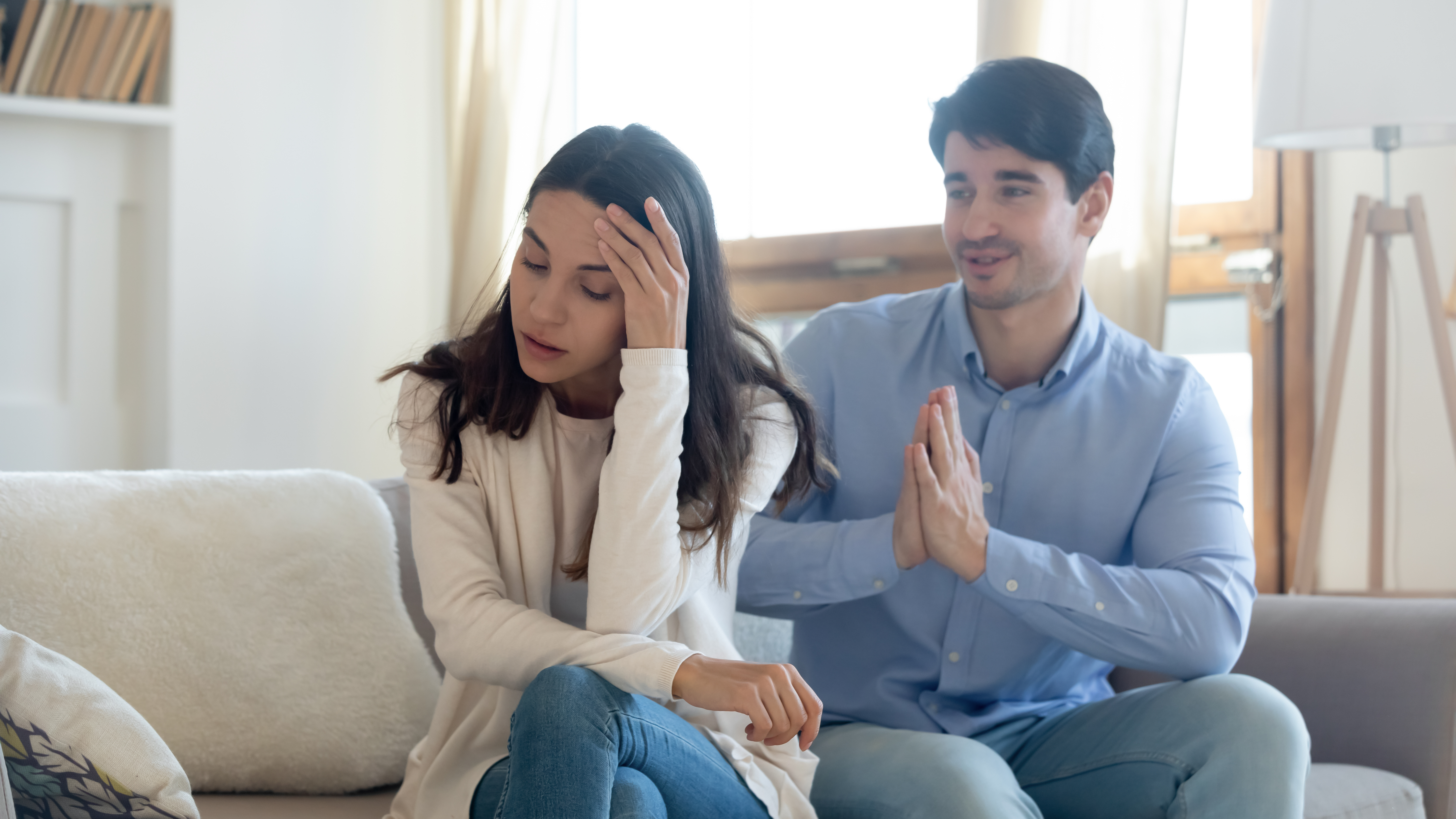Ein Mann entschuldigt sich bei seiner Freundin | Quelle: Shutterstock