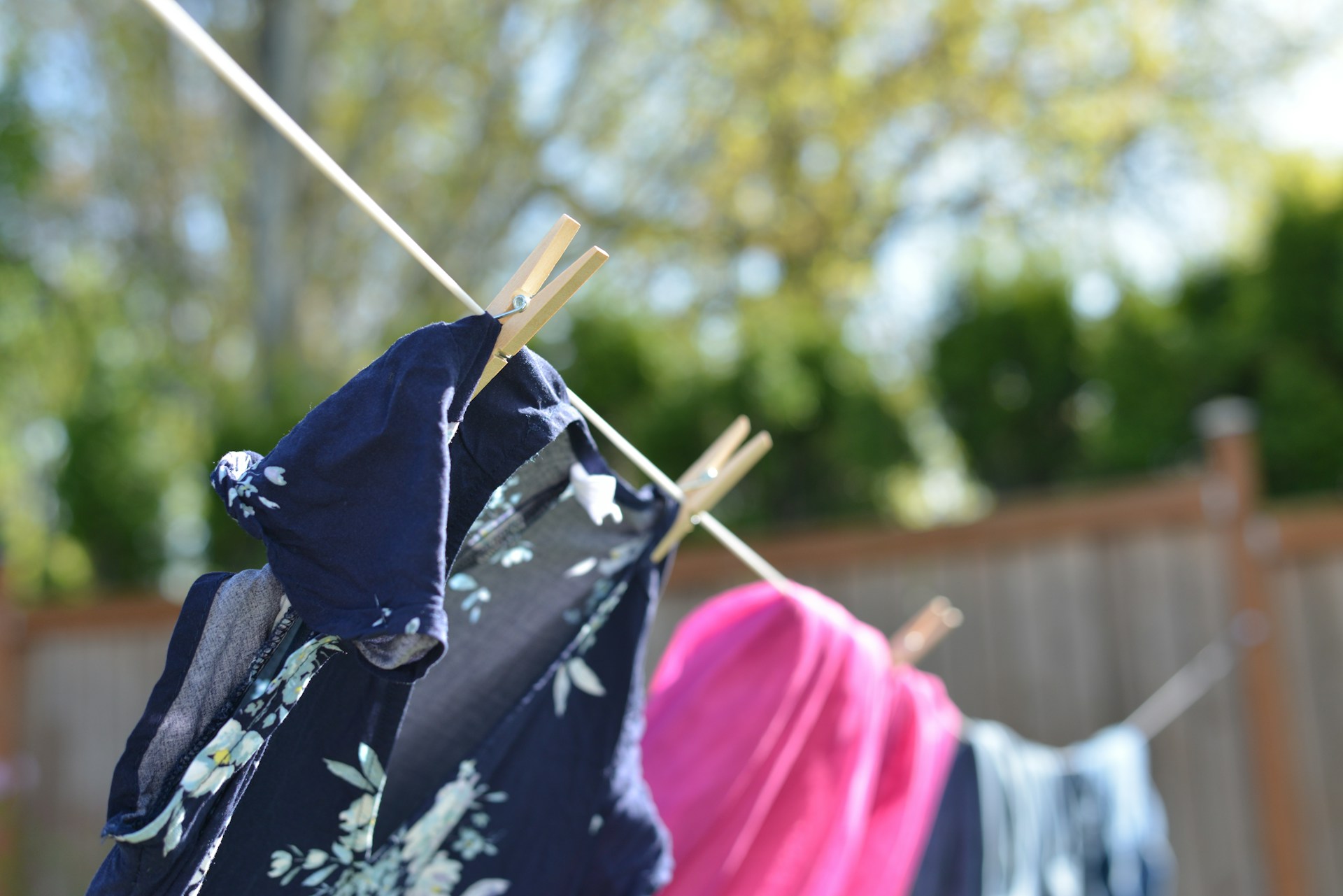 Auf einer Wäscheleine hängende Kleidung | Quelle: Unsplash