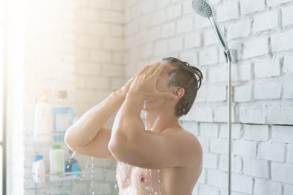 Mann duscht im Badezimmer | Quelle: Shutterstock